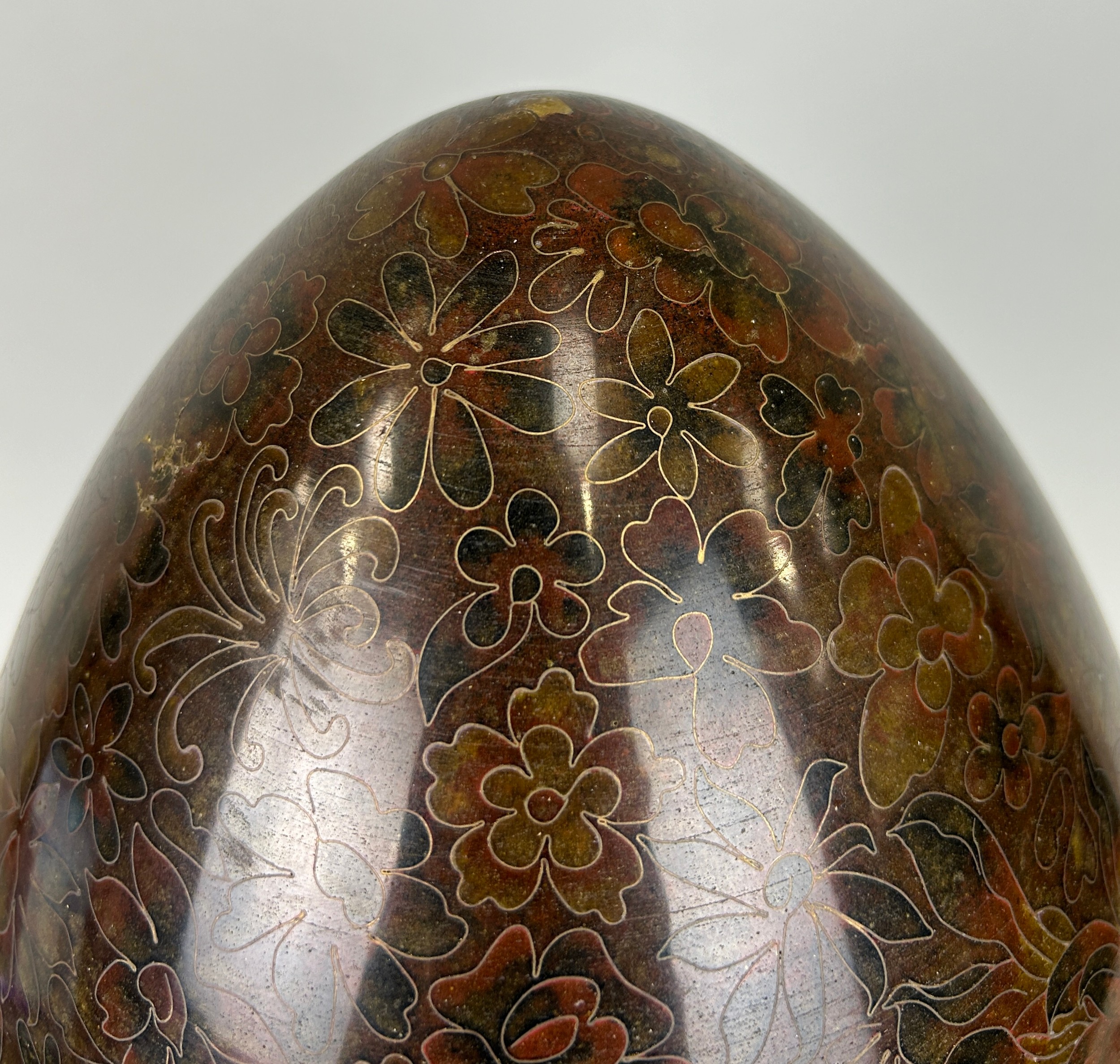 A MODERN CHINESE CLOISSONNE STYLE EGG MOUNTED ON STAND, 45cm H (on stand). - Image 2 of 3