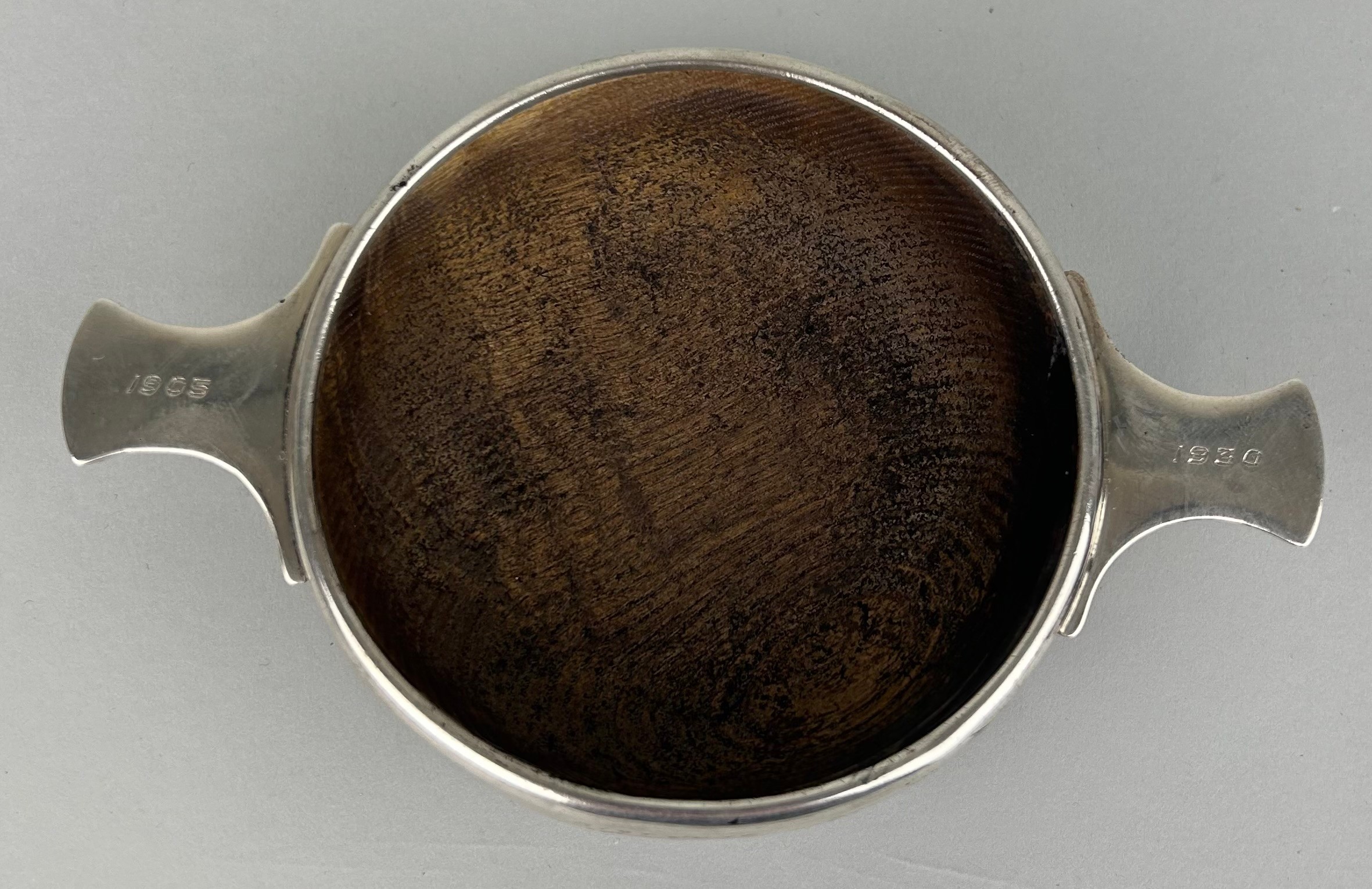 AN EARLY 20TH CENTURY SCOTTISH SILVER QUAICH, 15cm diameter - Image 2 of 4