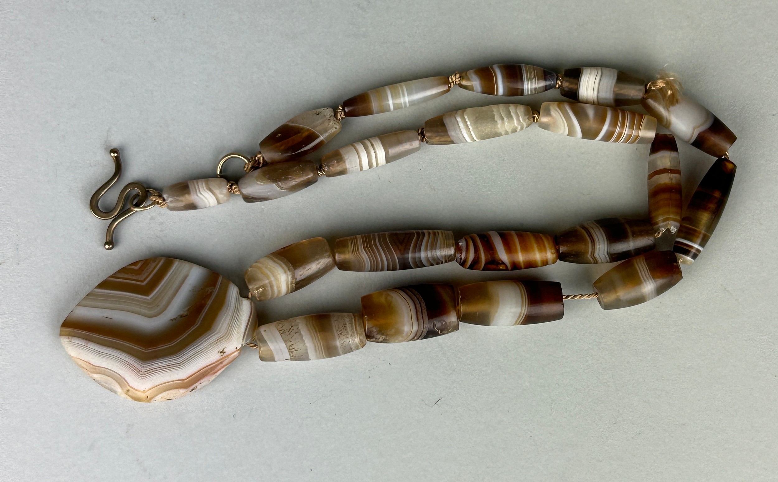 A WESTERN ASIATIC BANDED AGATE BEAD NECKLACE CIRCA 3RD MILLENIUM B.C. / 2ND CENTURY A.D. ALONG - Image 11 of 14