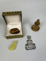 A GROUP OF CHINESE ITEMS TO INCLUDE A BRONZE BUDDHA, Buddha 6cm H