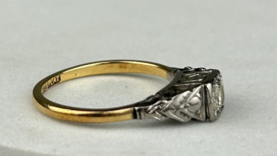 AN 18CT GOLD AND PLATINUM RING WITH A DIAMOND, Weight 3.6gms - Image 3 of 3