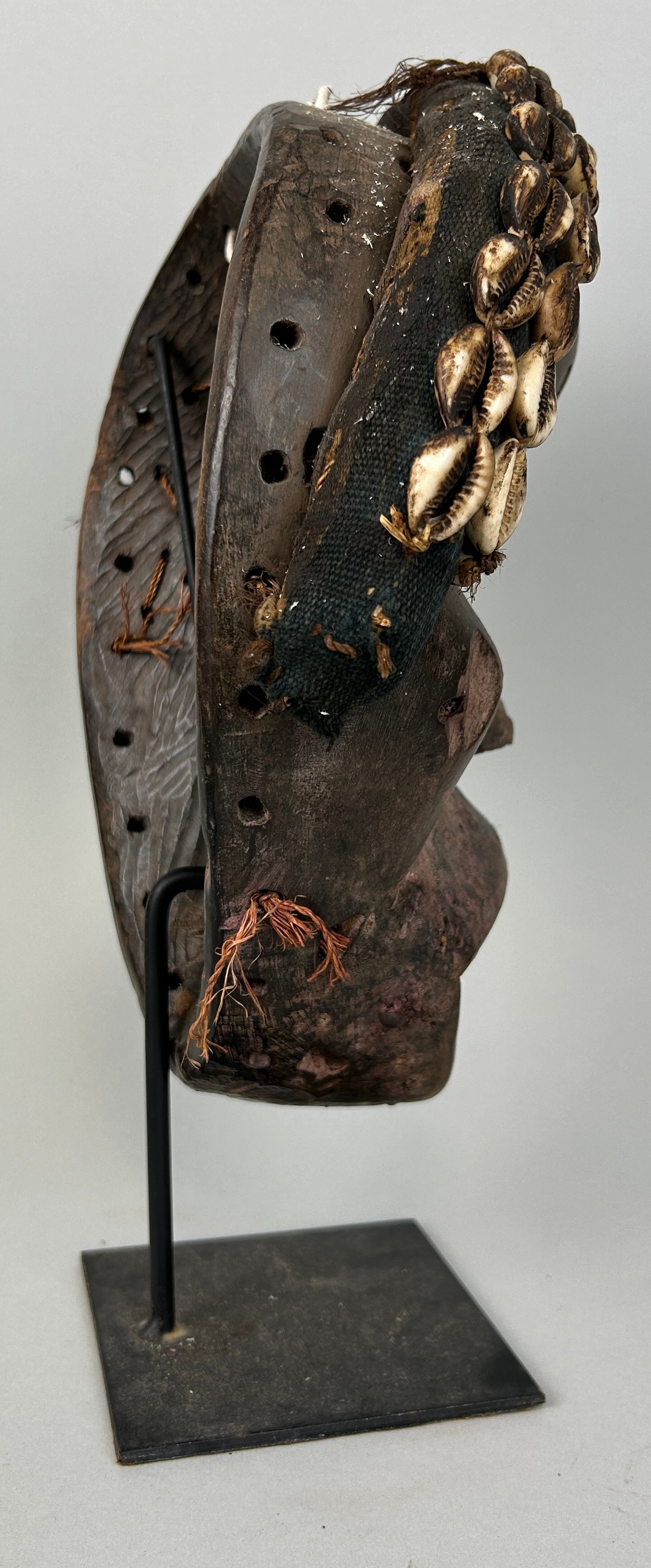 AN AFRICAN TRIBAL MASK WITH SHELL DETAIL, 26cm x 20cm Mounted on stand 32cm H - Image 4 of 4