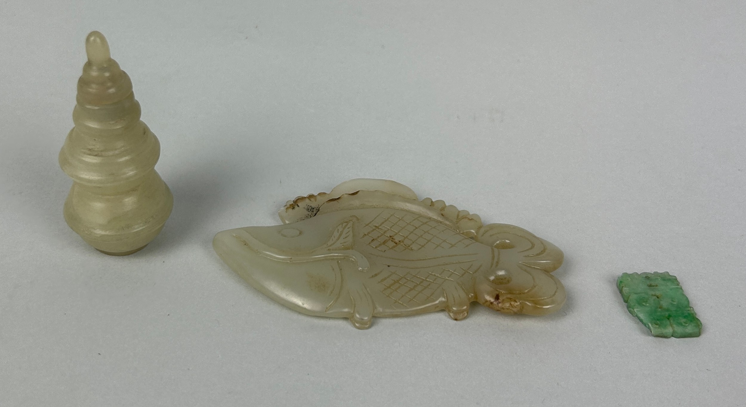 THREE CHINESE JADES, TO INCLUDE ONE DEPICTING A FISH, Fish 9cm L - Image 2 of 3