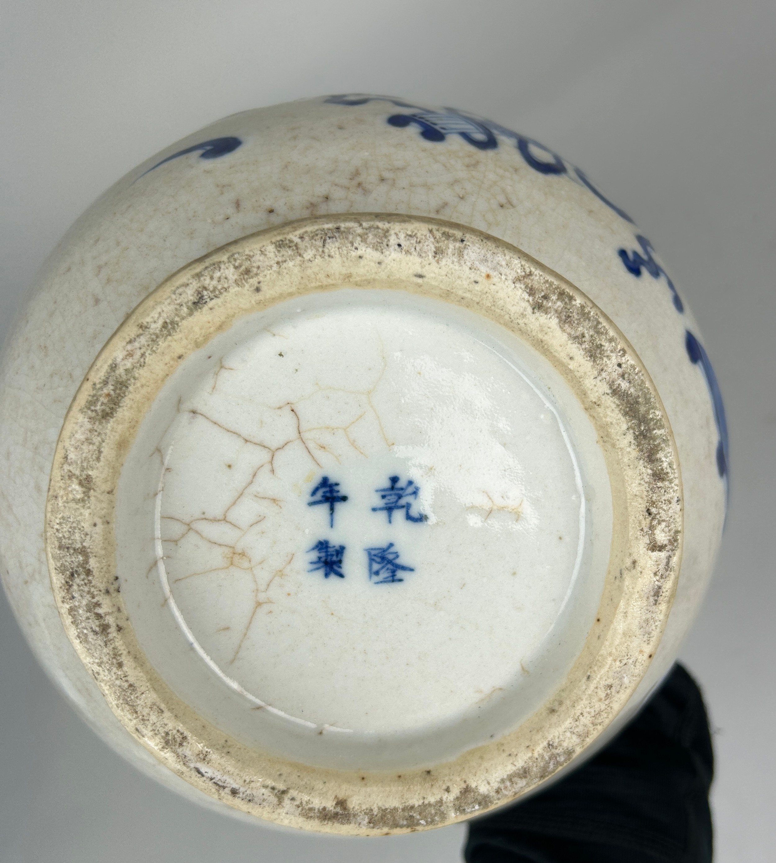 A CHINESE 19TH CENTURY BLUE AND WHITE VASE DECORATED WITH FIGURES, 31cm H - Image 3 of 3