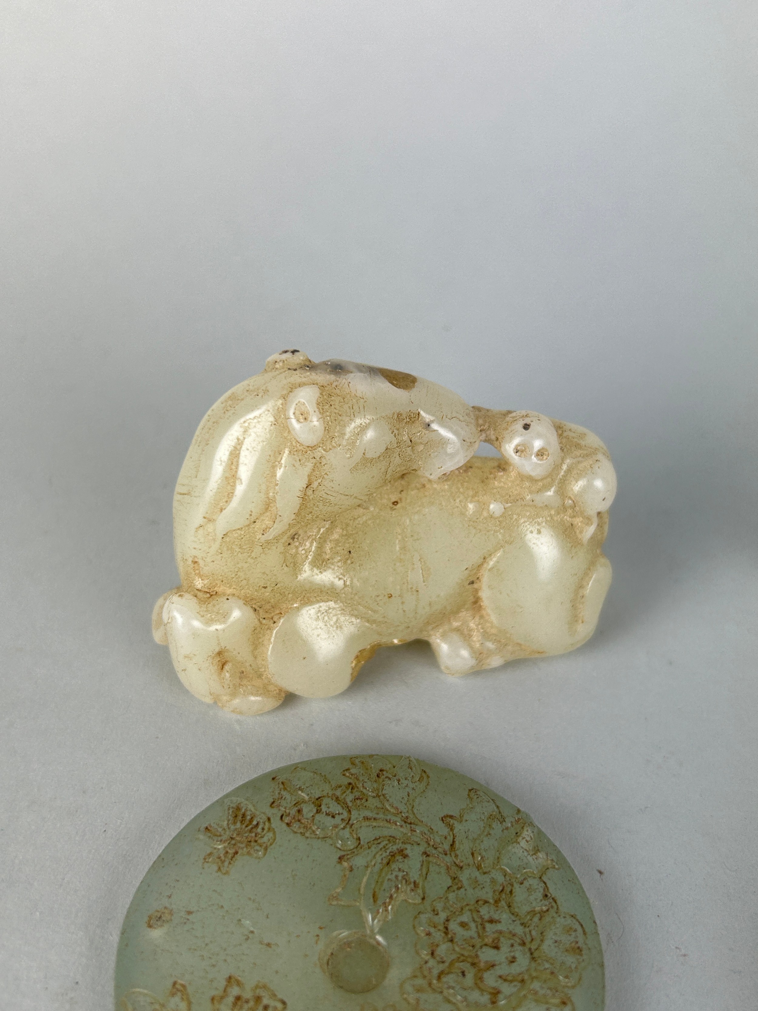 A COLLECTION OF ARCHAIC STYLE JADE AND STONE ITEMS (6), To include jade horse, two plaques, cong - Image 2 of 3