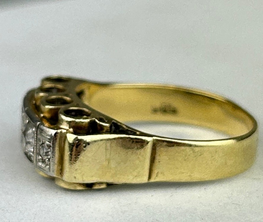 A 14CT GOLD RING SET WITH CLEAR STONES, Weight: 4.8gms - Image 2 of 4