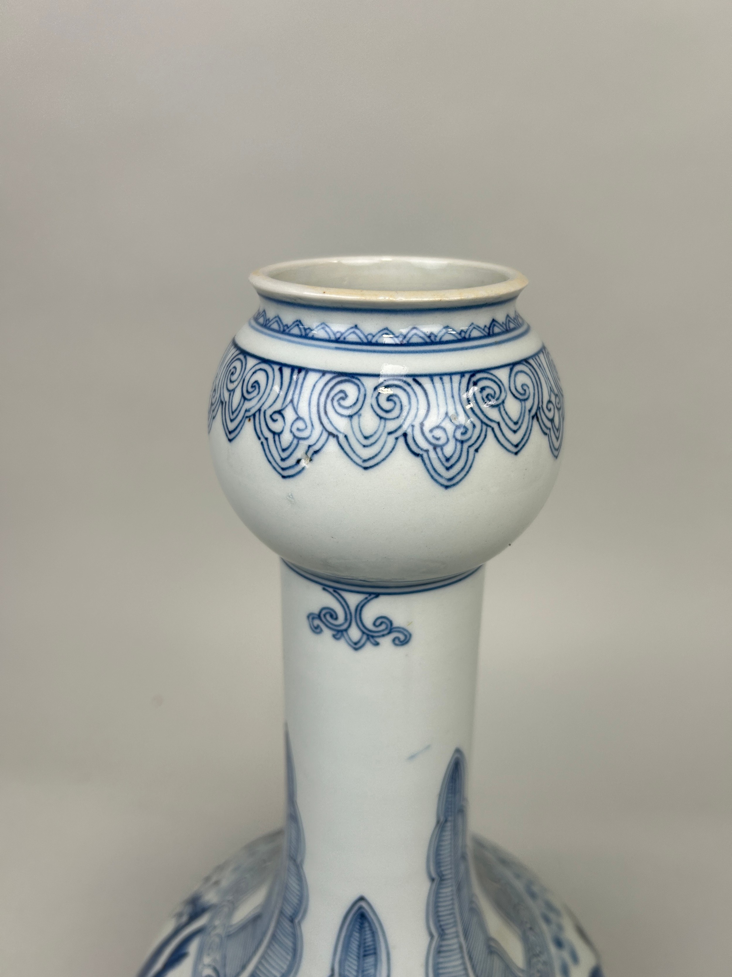 A CHINESE BLUE AND WHITE GARLIC MOUTH VASE, 37cm H - Image 3 of 4