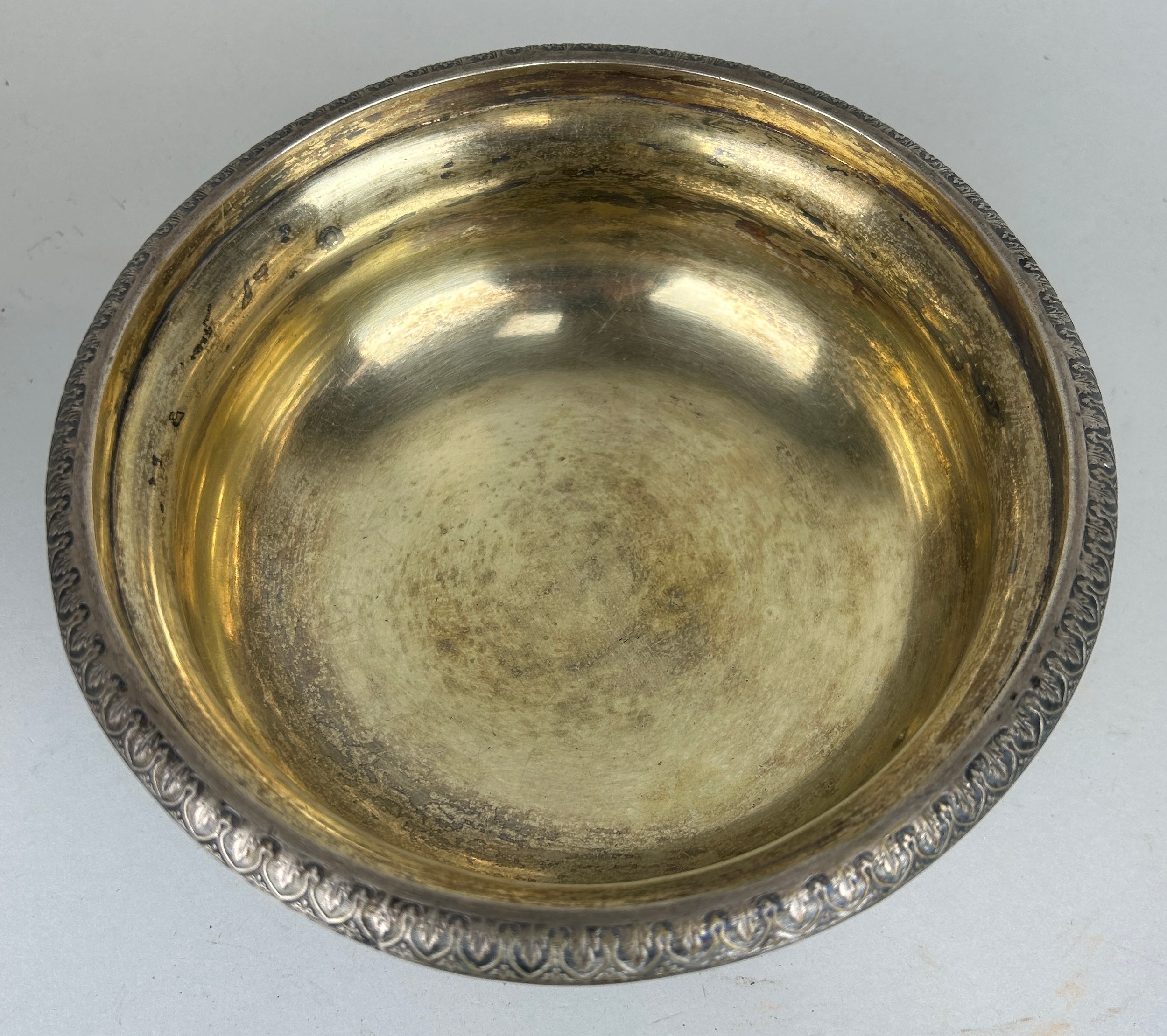 A FOREIGN SILVER BOWL WITH GILT INTERIOR, Weight 637gms 20cm x 9cm - Image 2 of 3