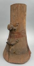 A LARGE PRE COLUMBIAN TERRACOTTA LIZARD VASE, From Costa Rica / Panama. 33cm x 19cm Circa 800-1500