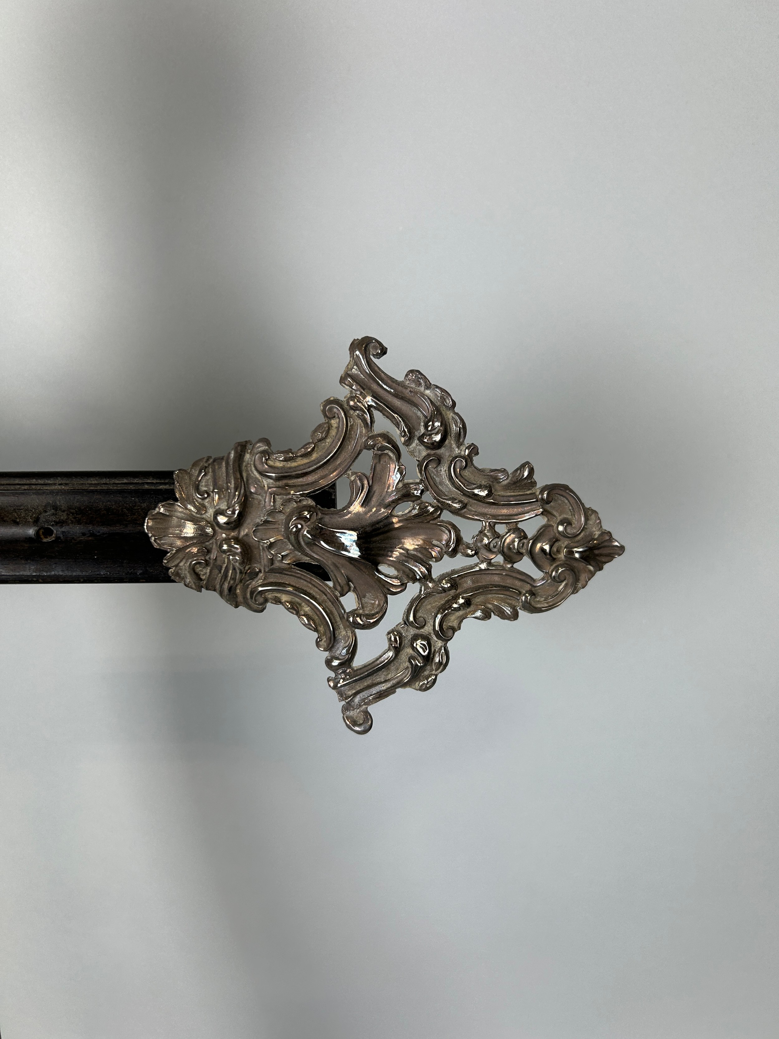 A LARGE WOODEN CROSS POSSIBLY 19TH CENTURY WITH FOREIGN SILVER MOUNTS, 75cm x 46cm - Image 4 of 7