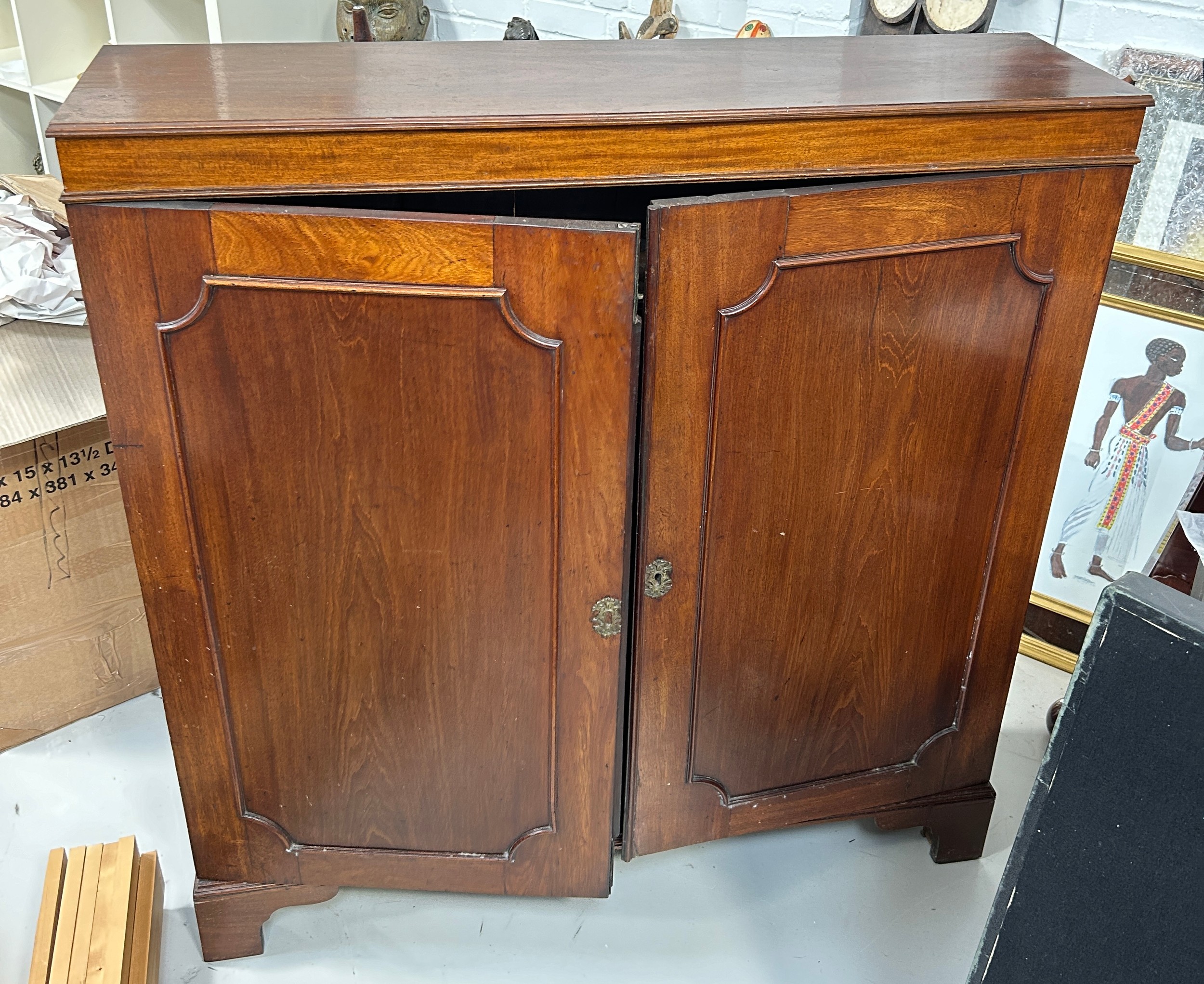 A MAHOGANY CUPBOARD OF SHALLOW PROPORTIONS WITH TWO SWING DOORS, 109cm x 100cm x 27cm - Image 2 of 2