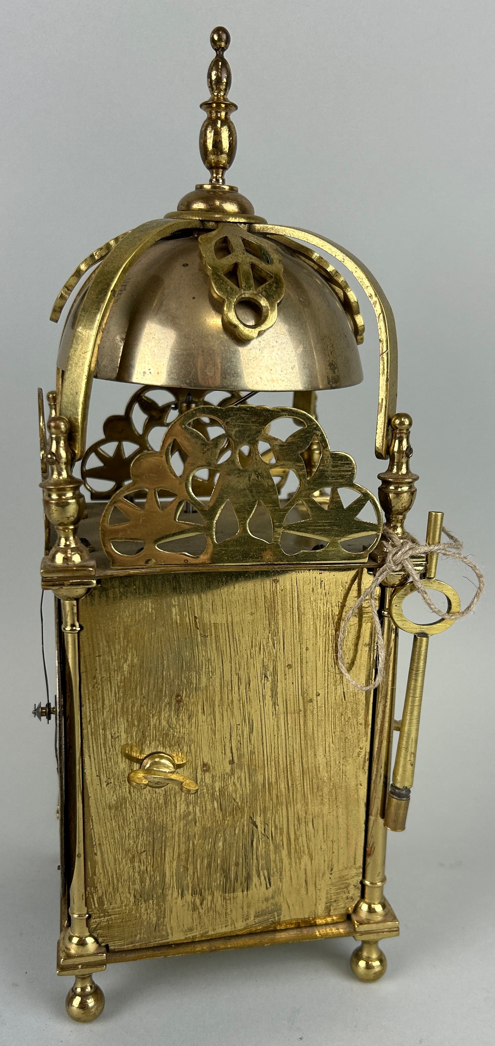 A 19TH CENTURY BRASS CLOCK - Image 2 of 3