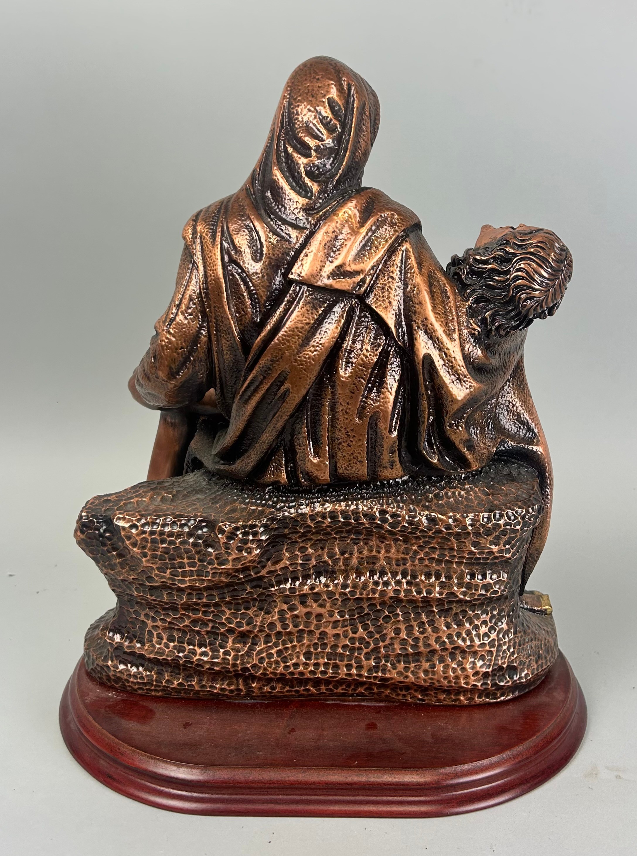 PAOLO SCHIRALDI: AN ITALIAN COPPER SCULPTURE OF MARY WITH THE LIFELESS FIGURE OF CHRIST, 39cm x 31cm - Image 3 of 3