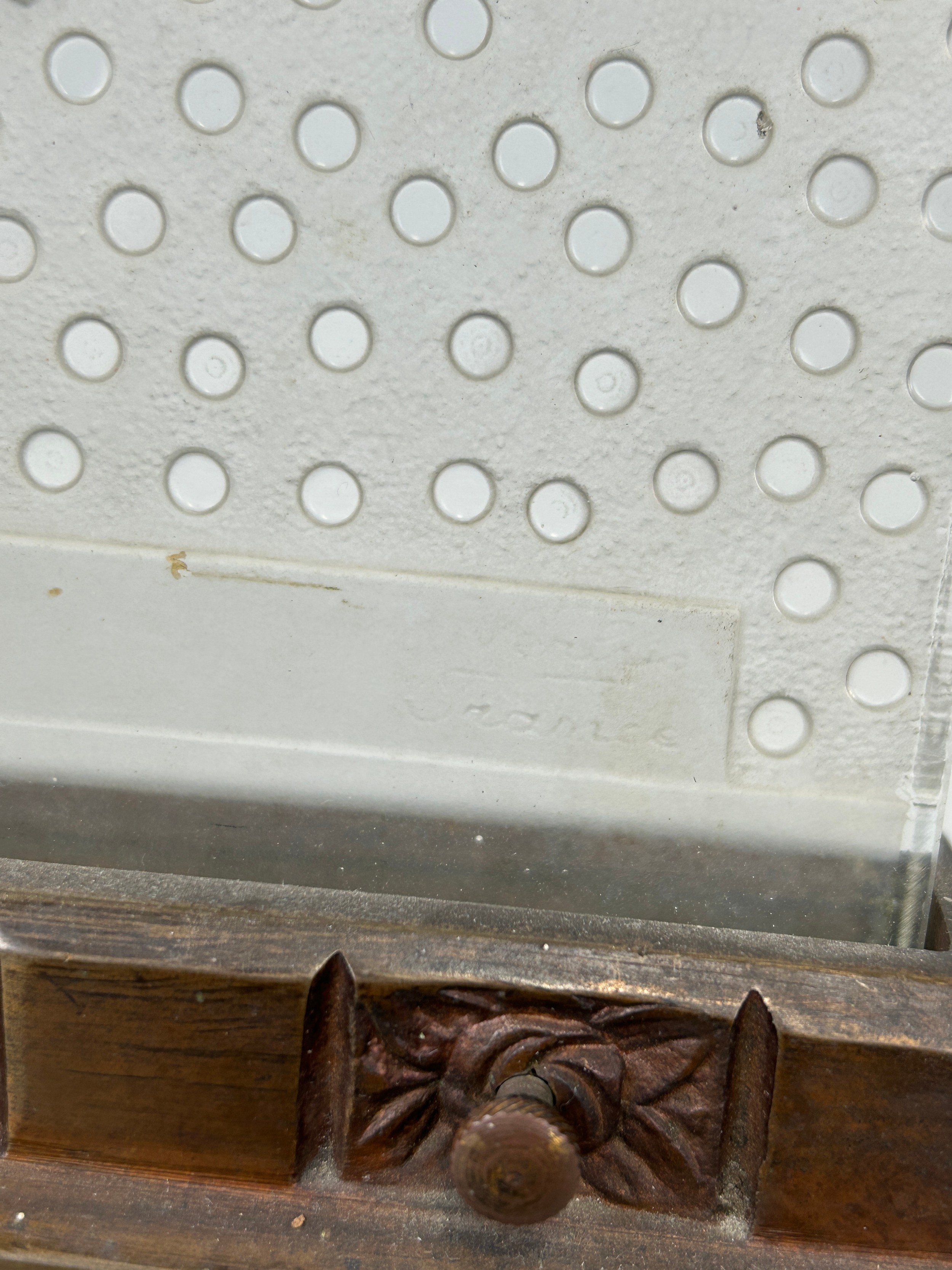 AN ART DECO VERLYS PRESSED GLASS LIGHT ON STAND IN THE FORM OF A RUGBY PLAYER, 30cm x 19cm - Image 3 of 6