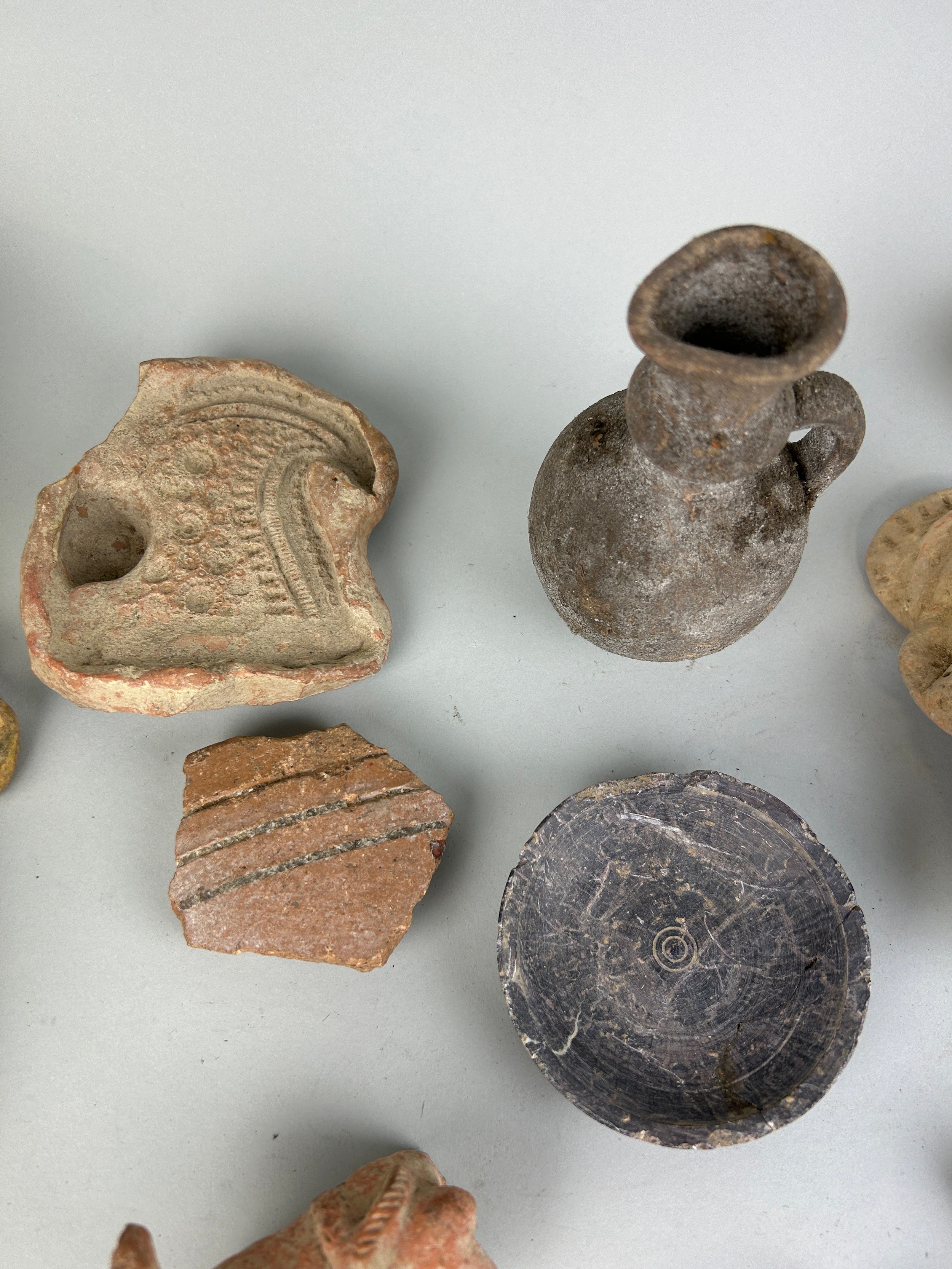 A LARGE COLLECTION OF ANTIQUITIES AND FOSSILS TO INCLUDE ROMAN OR POSSIBLY GANDHARAN POTTERY - Image 6 of 16