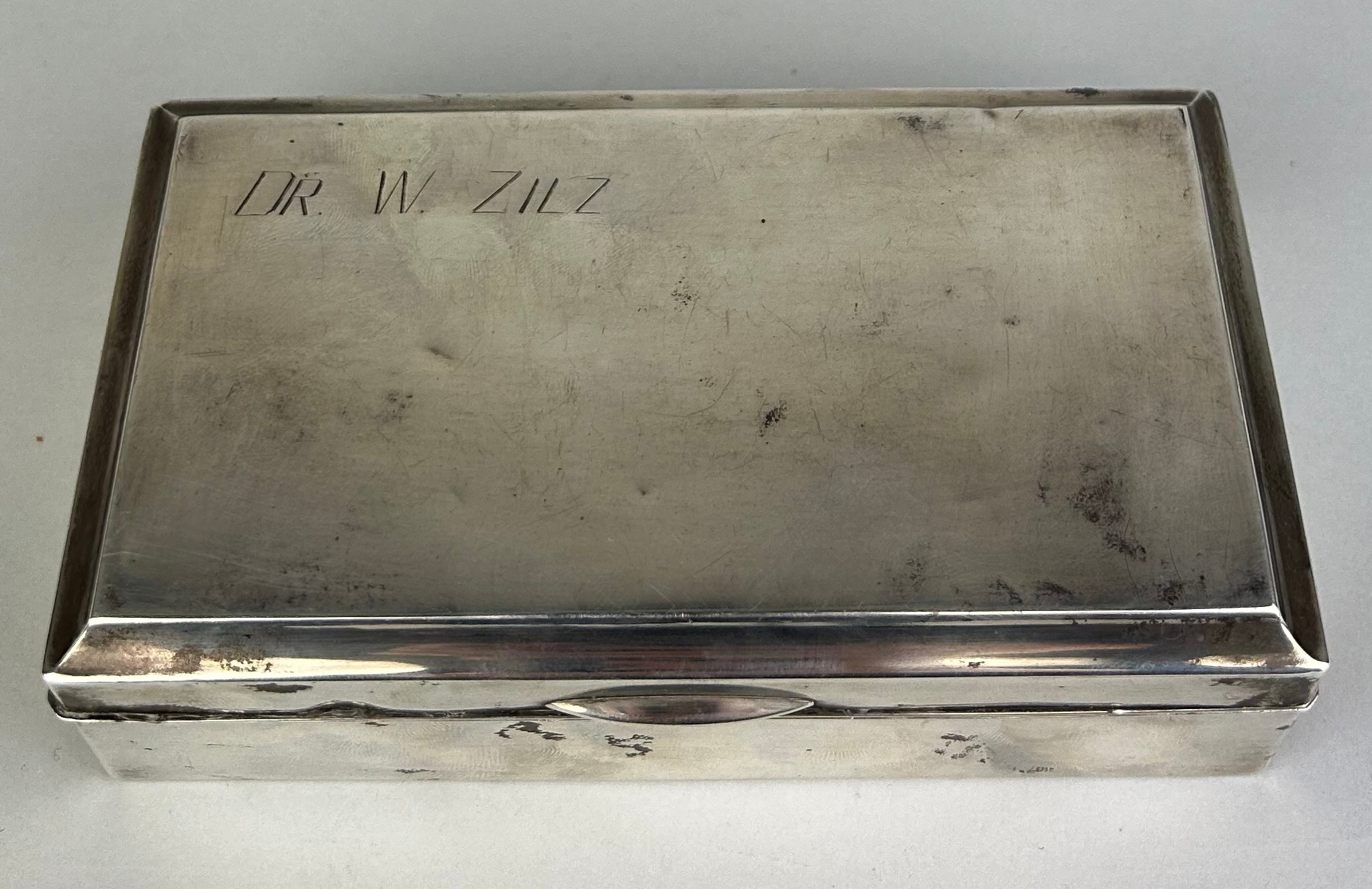 JUDAICA INTEREST: A STERLING SILVER BOX WITH WOODEN INTERIOR INSCRIBED 'DR W ZILZ', 15cm x 8cm x 4. - Image 5 of 5