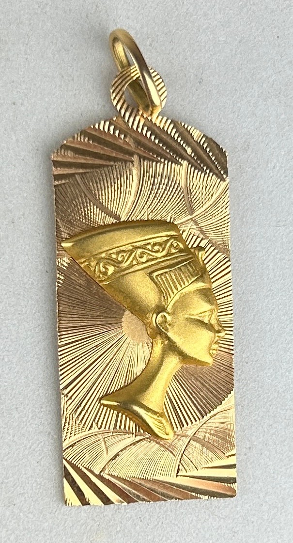 EGYPTIAN REVIVAL: A GOLD PENDANT WITH BUST OF NEFERTITI, Weight 5.7gms