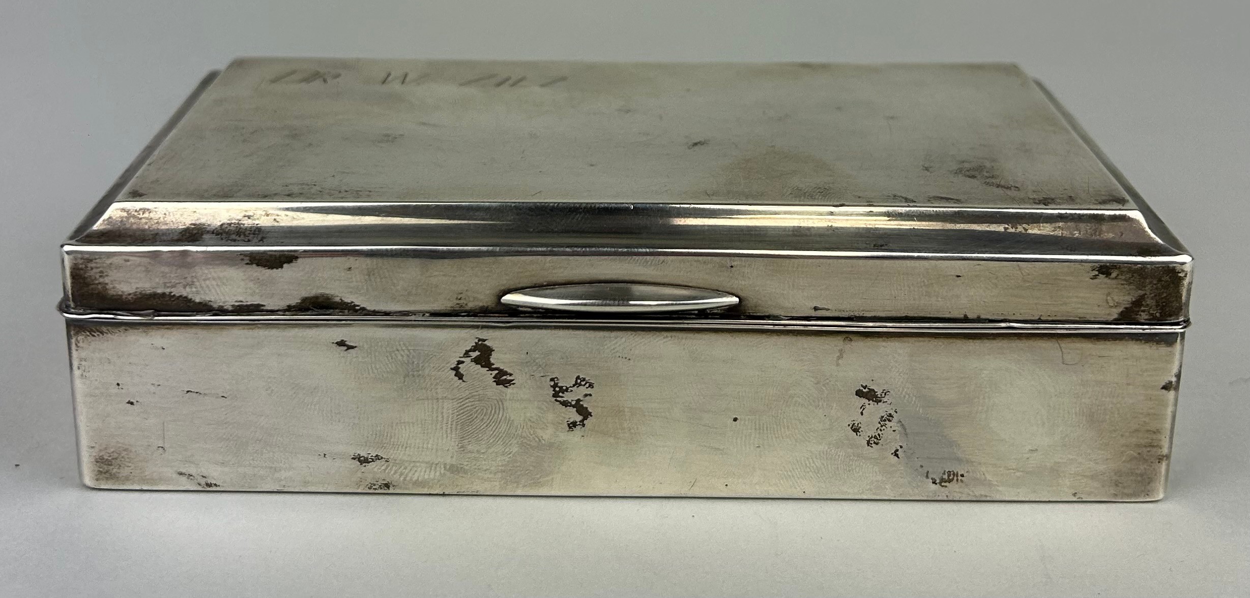 JUDAICA INTEREST: A STERLING SILVER BOX WITH WOODEN INTERIOR INSCRIBED 'DR W ZILZ', 15cm x 8cm x 4. - Image 2 of 5