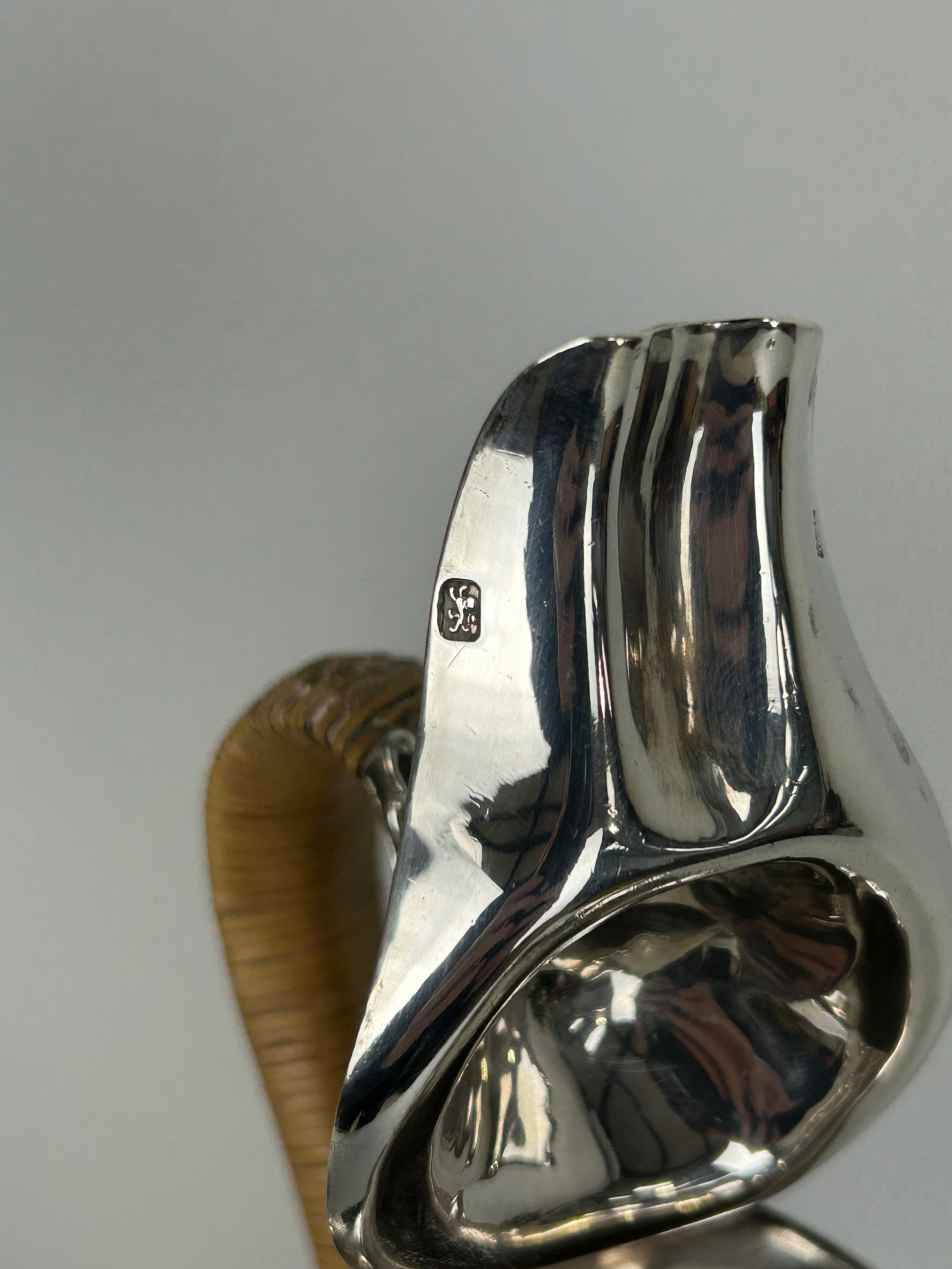 A GEORGE III SILVER COFFEE POT CIRCA 1776-78 WITH MARKS FOR ROBERT MAKEPEACE AND RICHARD CARTER, - Image 4 of 7