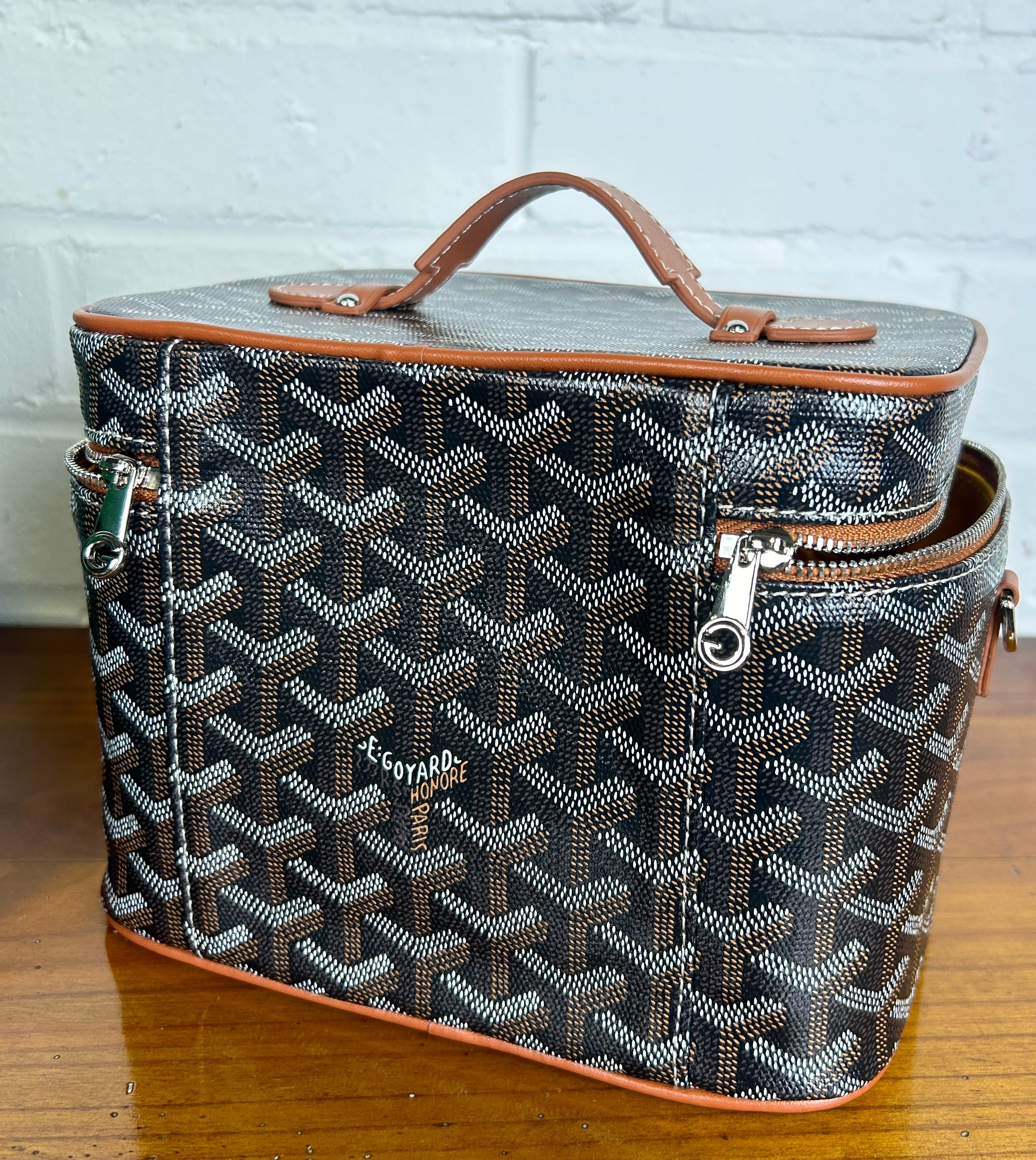 A GOYARD MUSE VANITY CASE IN BLACK AND TAN, With box. - Image 3 of 7