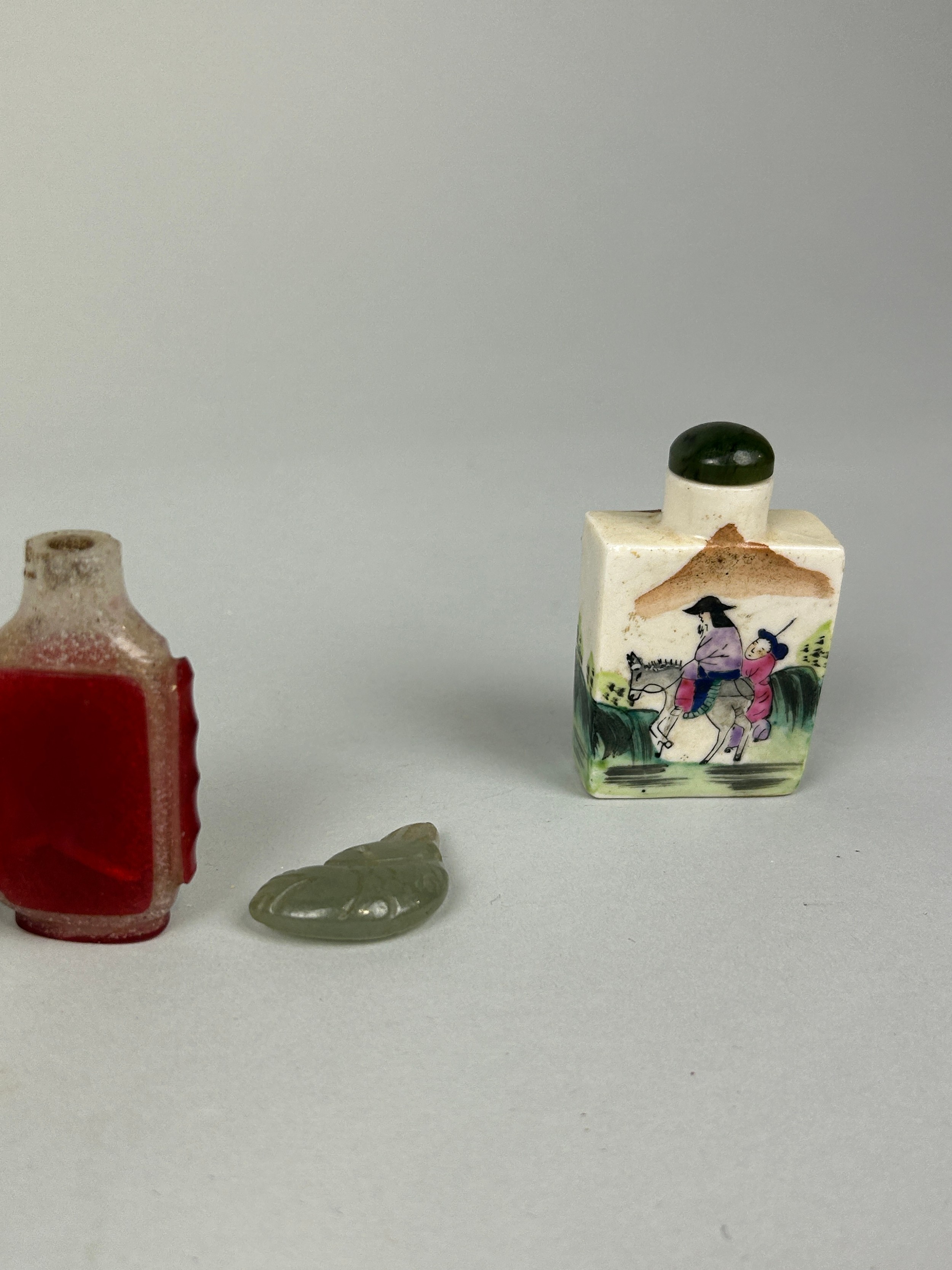 A COLLECTION OF CHINESE SNUFF BOTTLES AND JADE (6) - Image 4 of 4