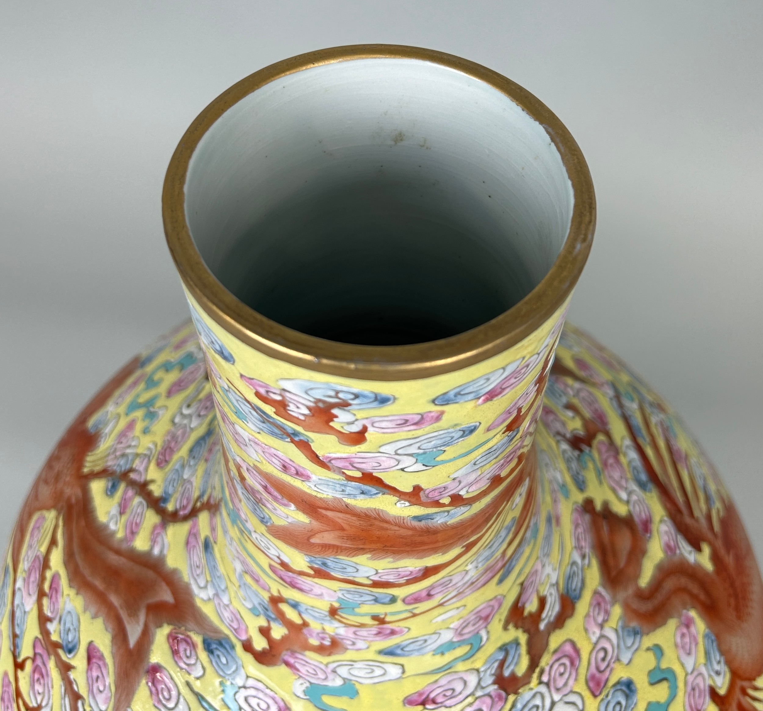 A LARGE CHINESE 'TIANQIUPING' VASE WITH QIANLONG MARK PROBABLY LATE 19TH OR EARLY 20TH CENTURY, - Image 9 of 10