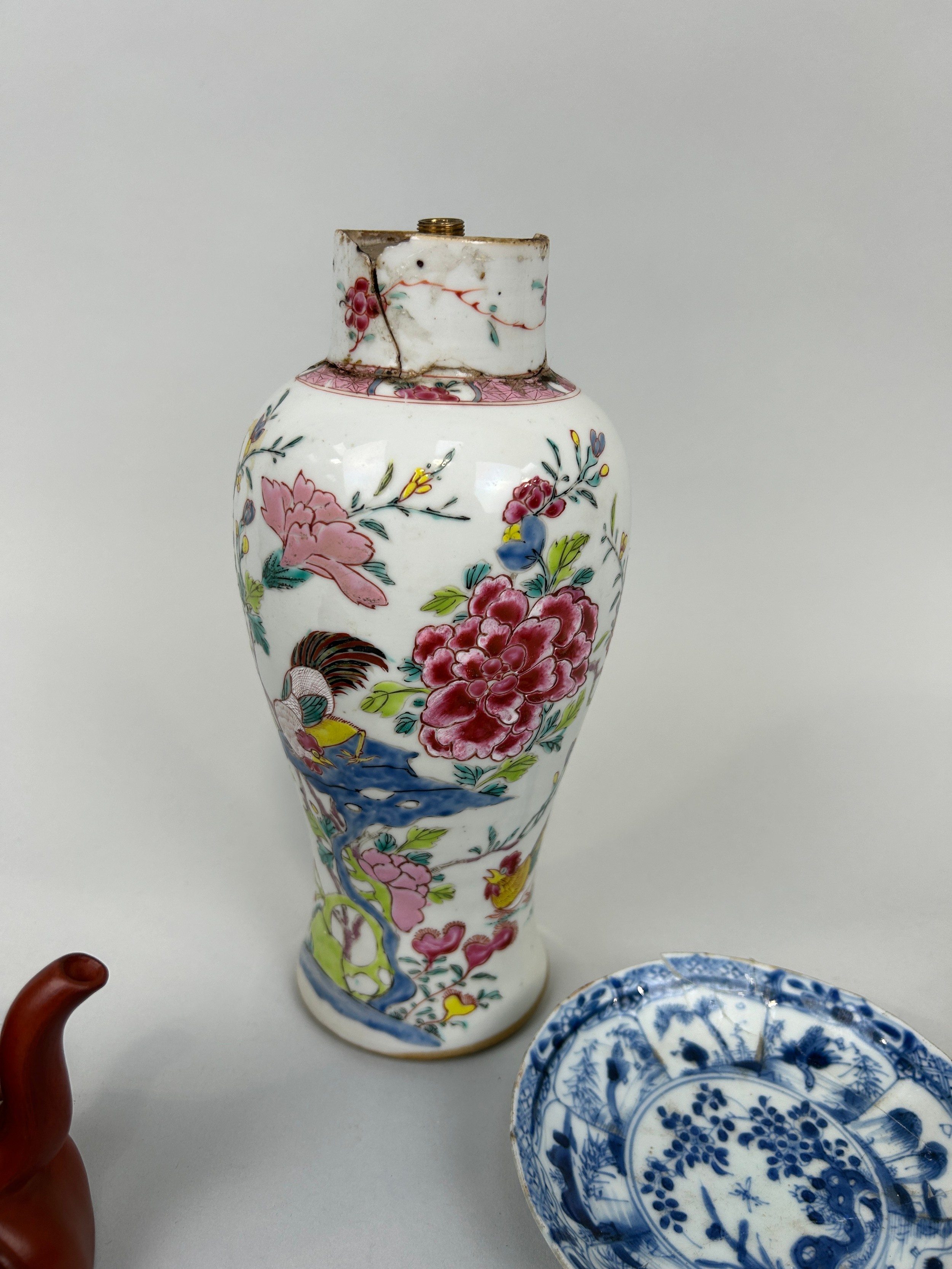 A MIXED COLLECTION OF CHINESE CERAMICS TO INCLUDE A VASE LAMP, Vase 25cm H - Image 7 of 9