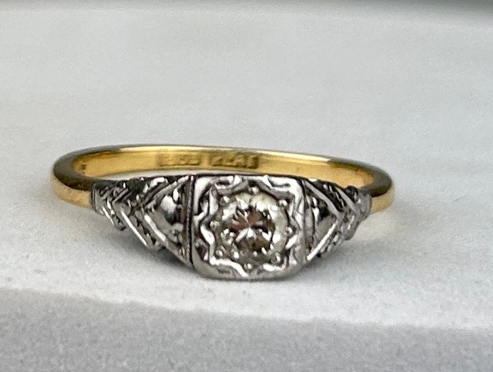 AN 18CT GOLD AND PLATINUM RING WITH A DIAMOND, Weight 3.6gms