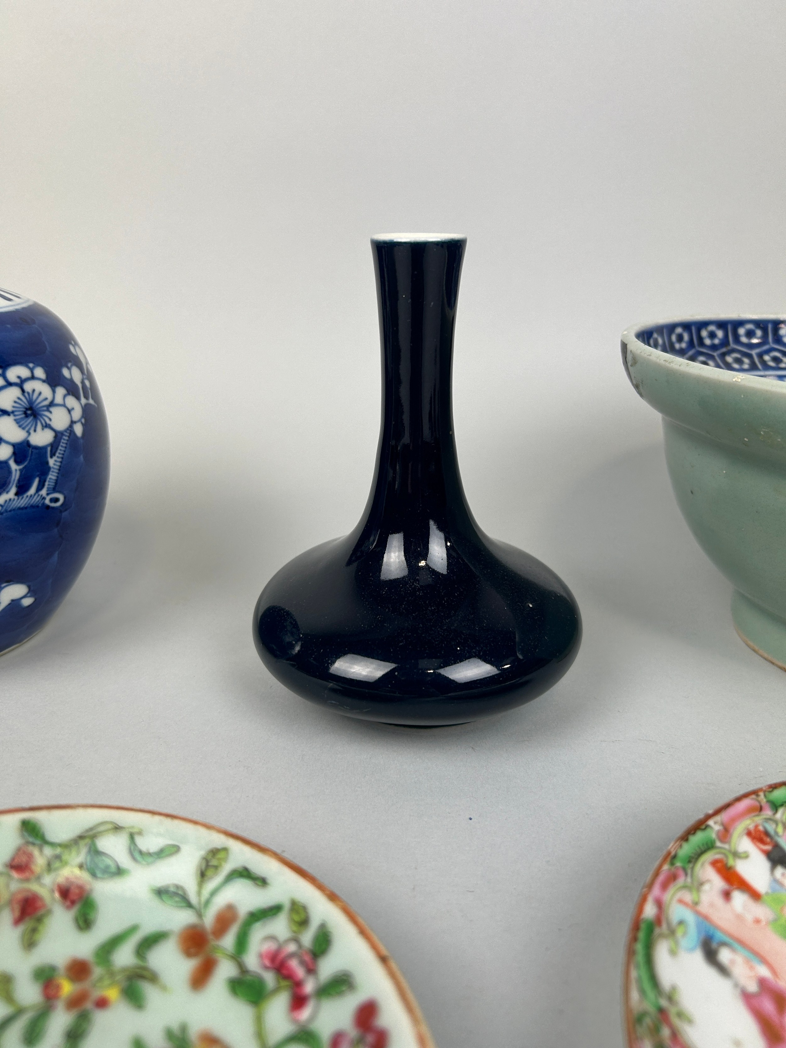 A COLLECTION OF CHINESE CERAMICS TO INCLUDE A PRUNUS JAR, MONOCHROME BLUE SPILL VASE, CELADON - Image 3 of 6