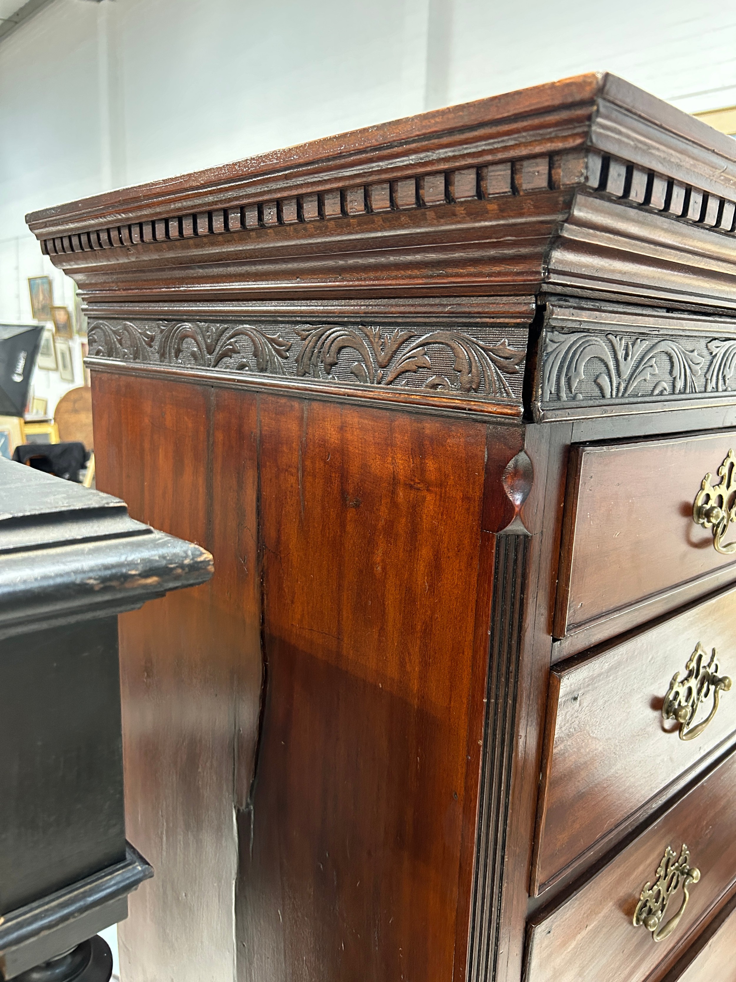 A GEORGE III MAHOGANY CHEST ON CHEST, Eight drawers in total with brass handles. 177cm x 107cm x - Image 2 of 4