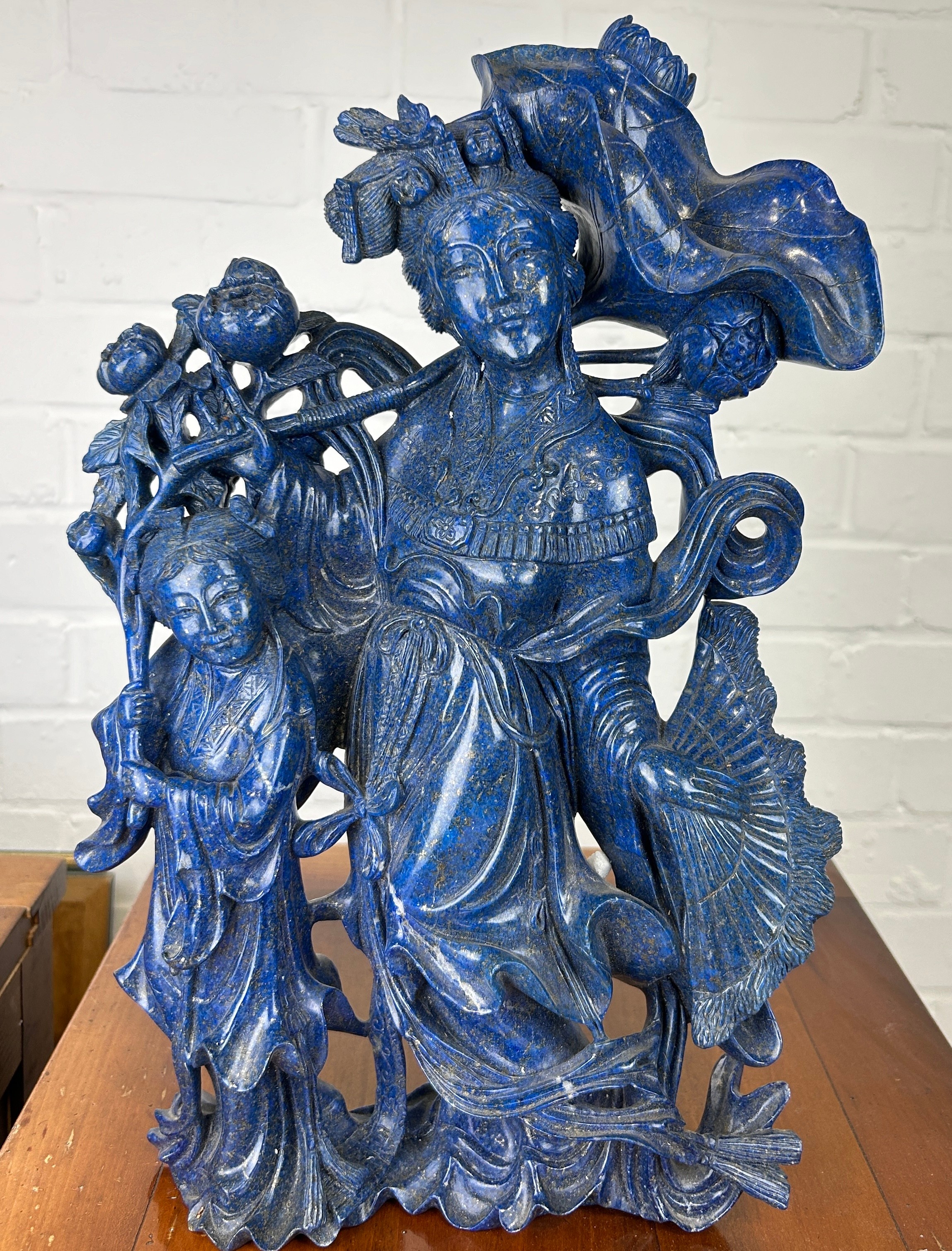 A LARGE EARLY 20TH CENTURY CHINESE LAPIS LAZULI SCULPTURE DEPICTING TWO GUANYINS, 40cm x 25cm