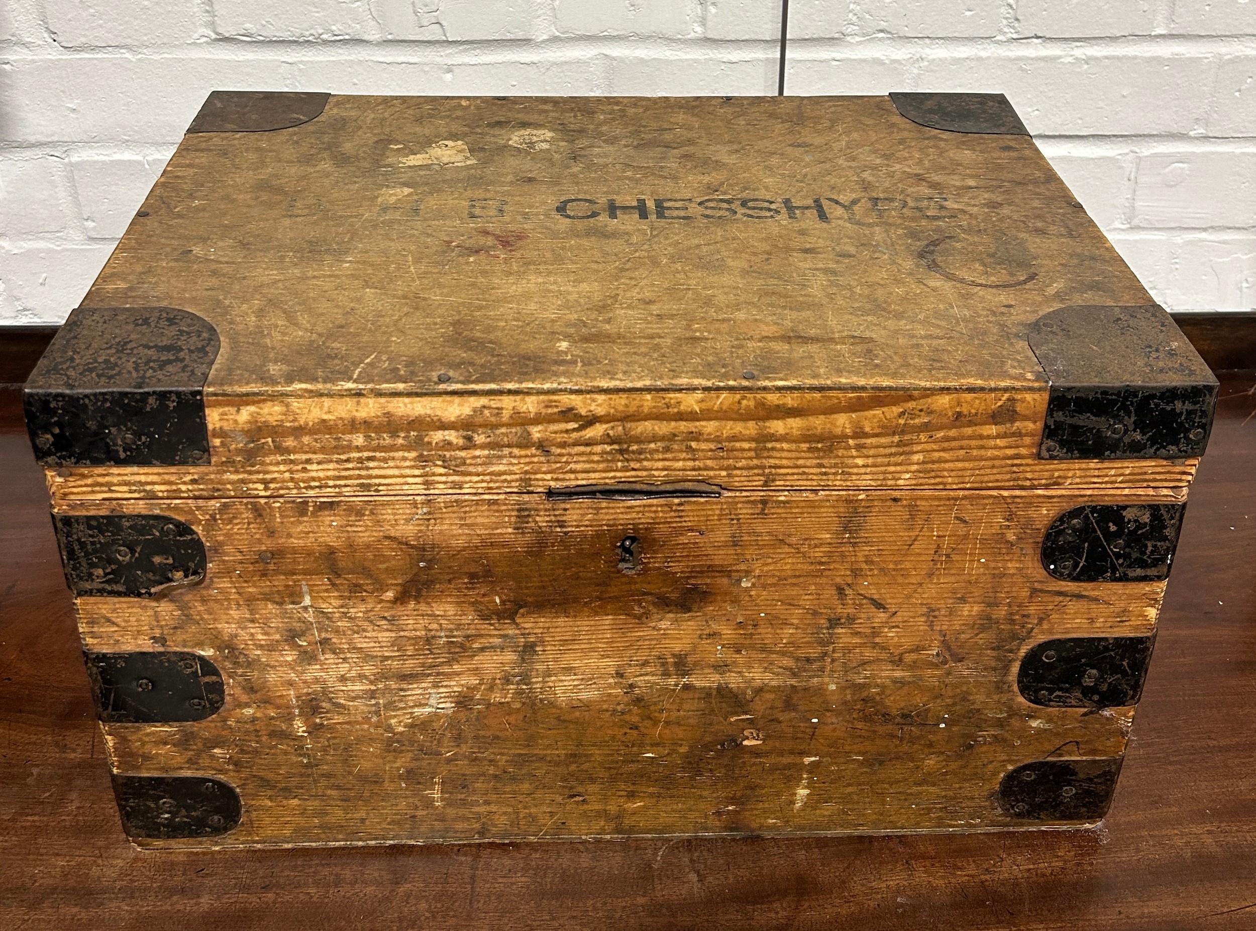 AN OAK AND IRON BOUND TRAVELLING TRUNK, 50cm x 33cm x 28cm