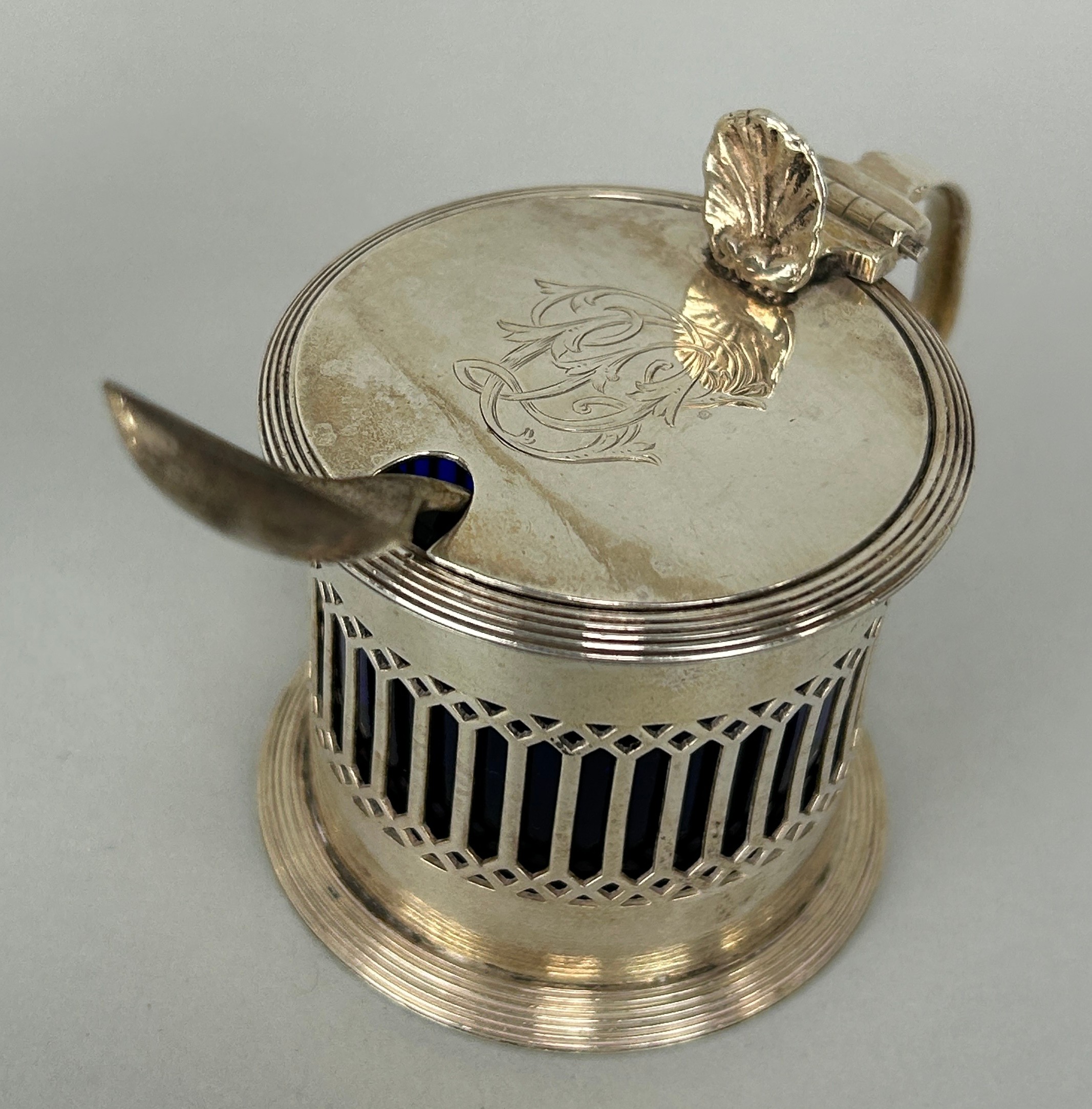A SILVER MUSTARD POT AND POSY VASE (2) - Image 3 of 3