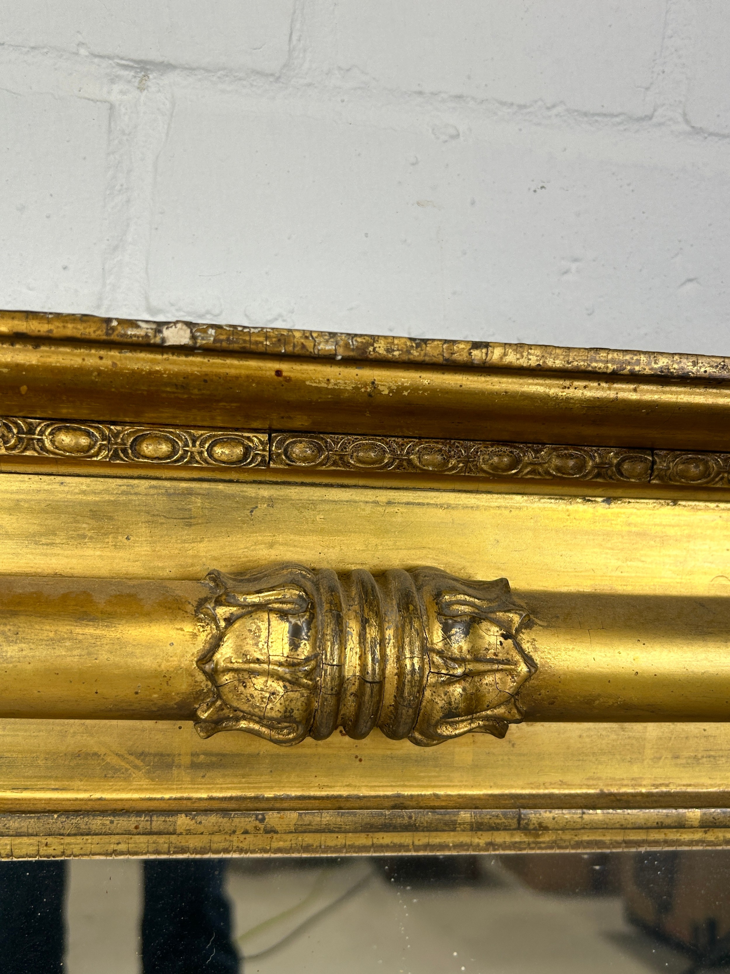 A REGENCY GILT WOOD WALL MIRROR, 93cm x 72cm Classical columns with floral capitals. - Image 3 of 7