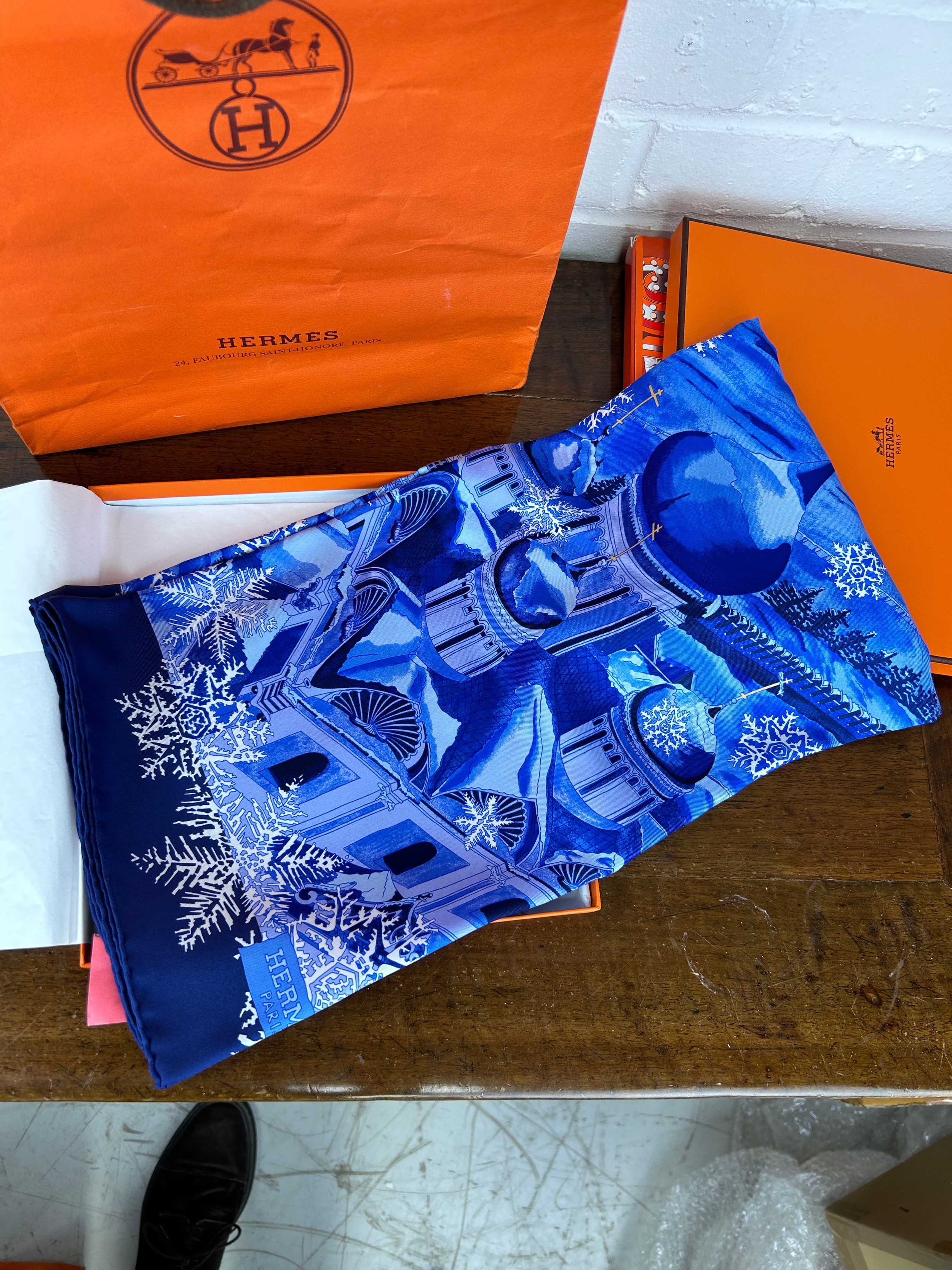 AN HERMES SILK SCARF 'DE PASSAGE A MOSCOU' IN ORIGINAL BOX AND BAG, - Image 3 of 4
