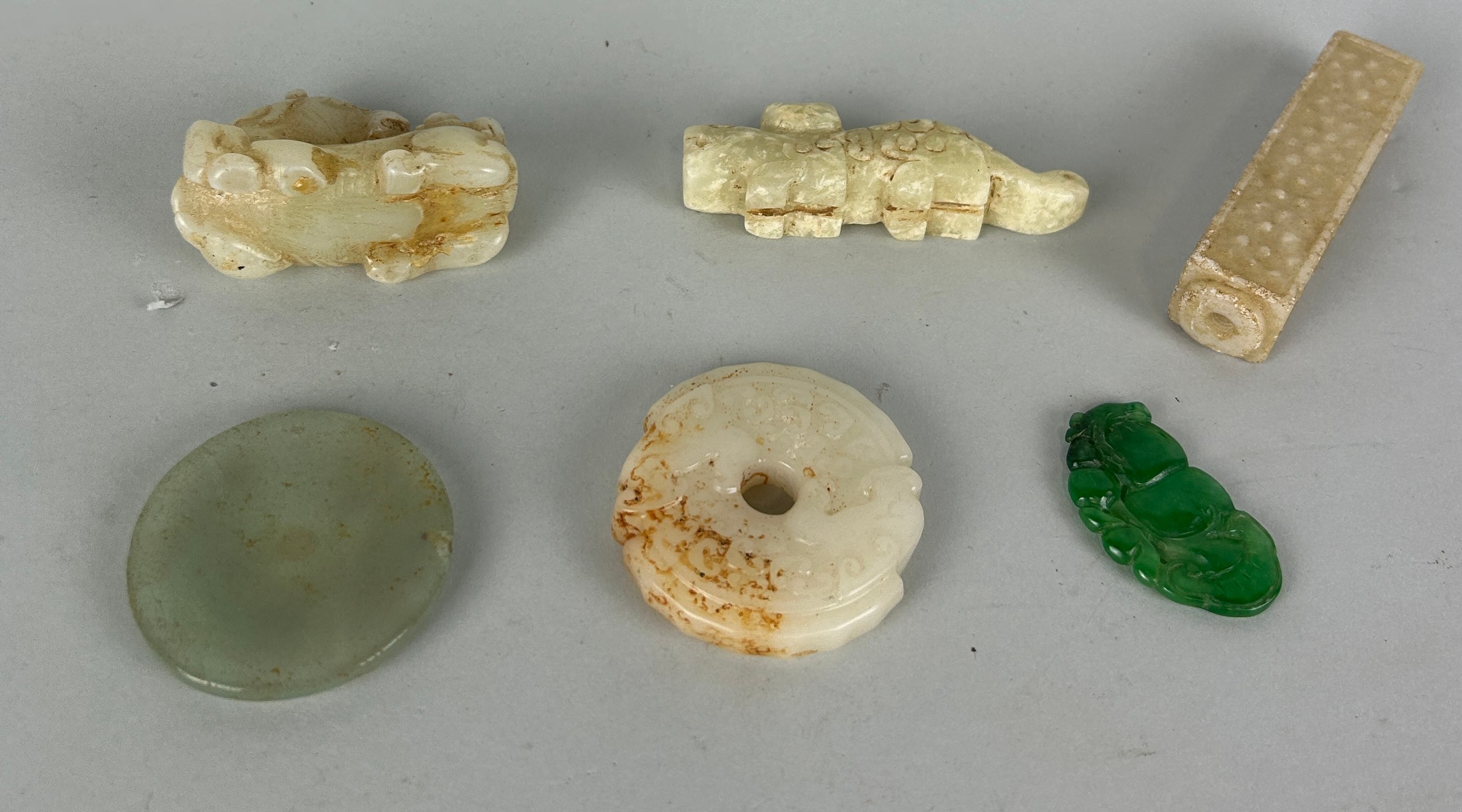 A COLLECTION OF ARCHAIC STYLE JADE AND STONE ITEMS (6), To include jade horse, two plaques, cong - Image 3 of 3