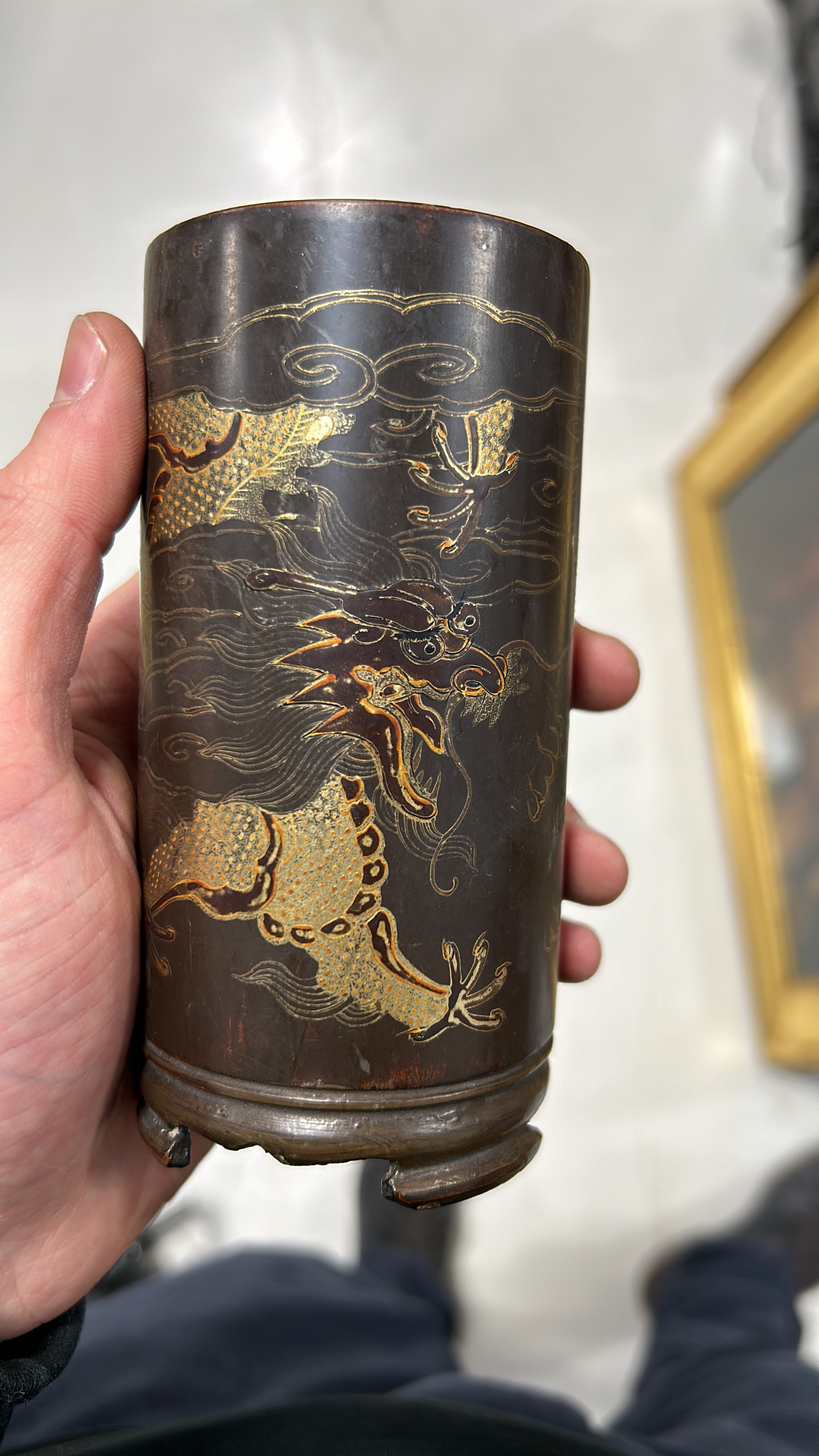 A COLLECTION OF CHINESE ITEMS TO INCLUDE A BROWN LACQUERED BRUSH POT WITH A FIVE CLAW DRAGON (6) - Image 5 of 7