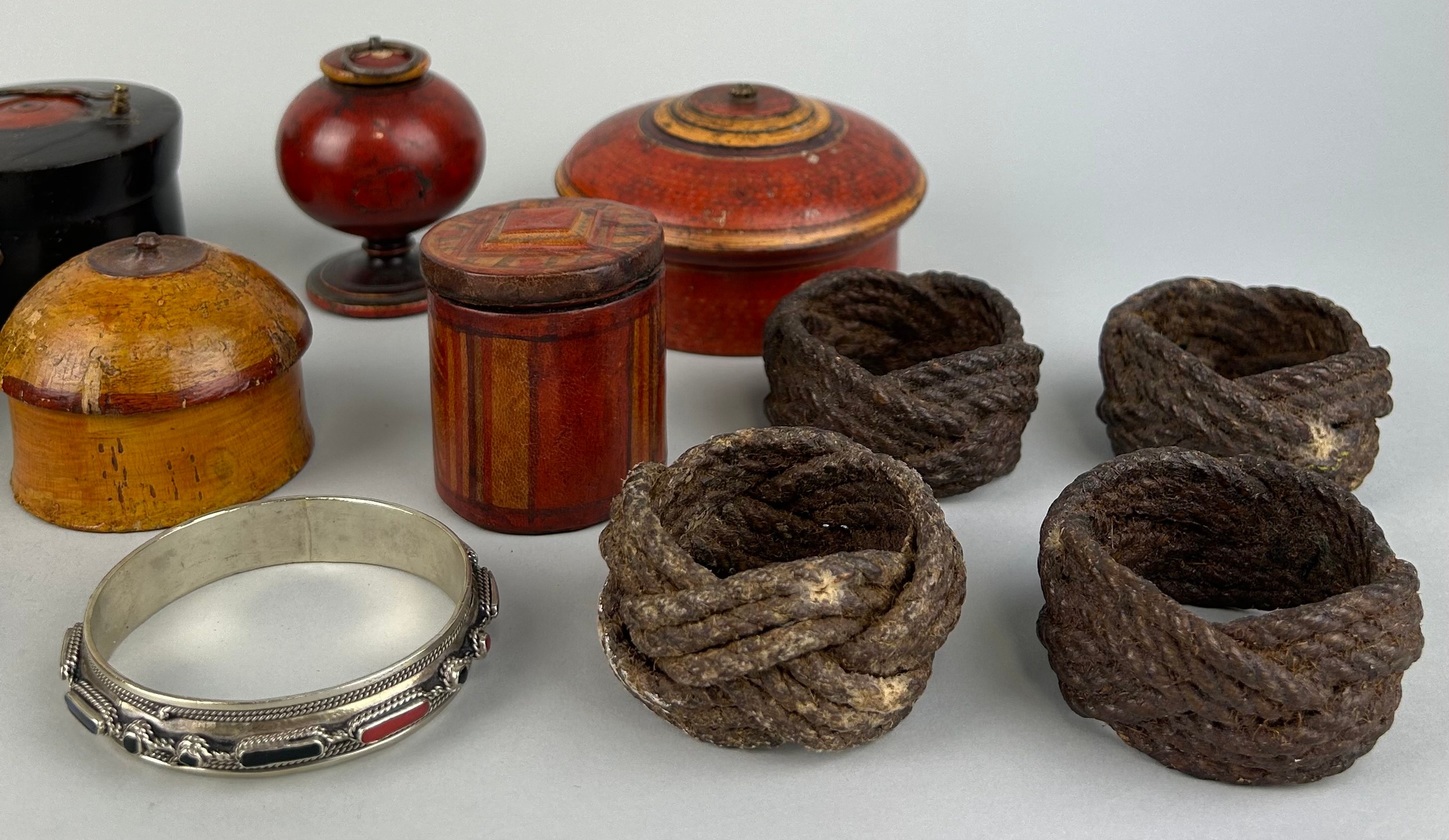 A COLLECTION OF INDIAN BOXES AND BANGLES (17) - Image 4 of 4