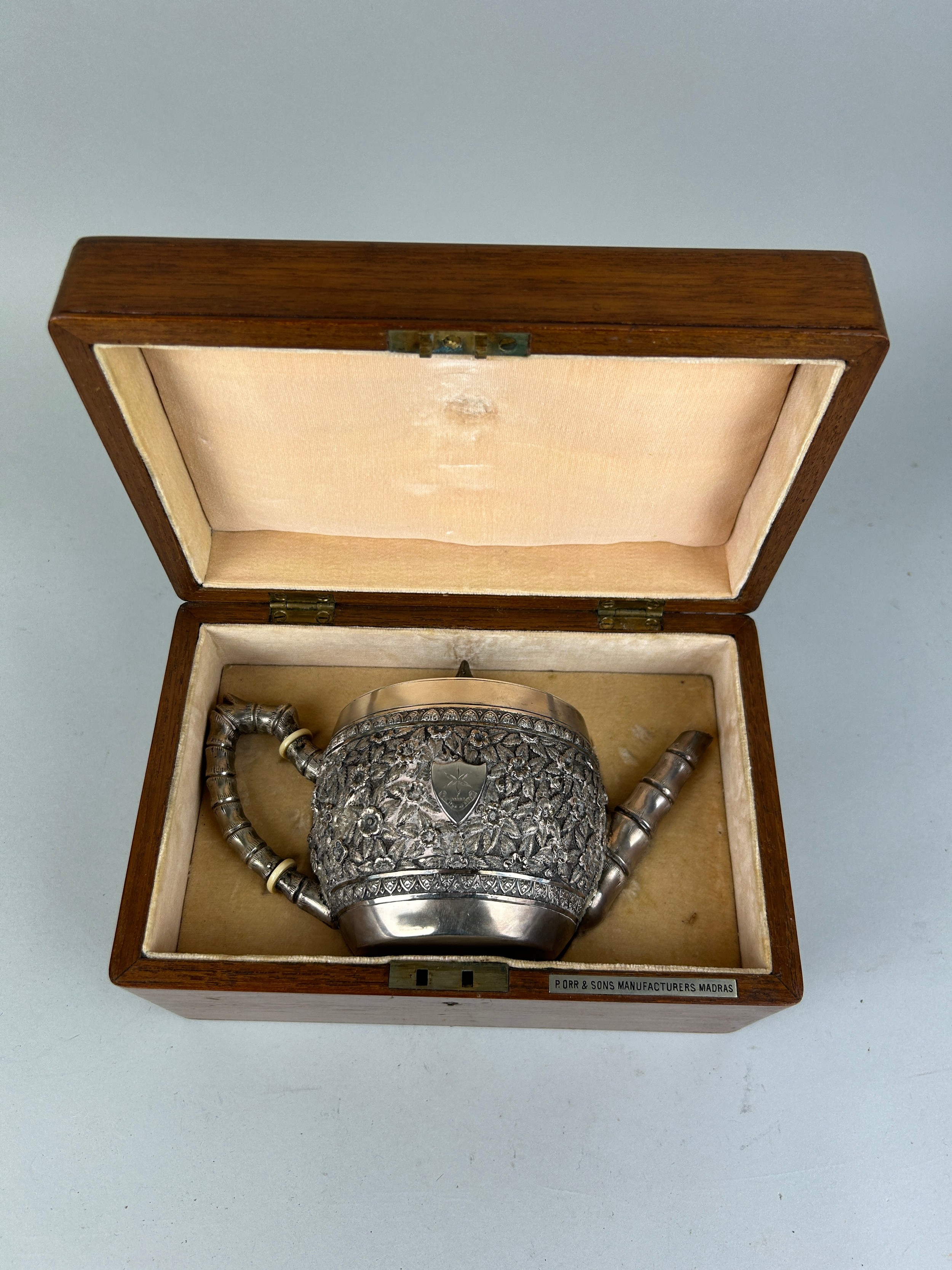 P ORR AND SONS: A SILVER TEA POT IN ORIGINAL WOODEN CASE, Weight: 425gms - Image 2 of 3