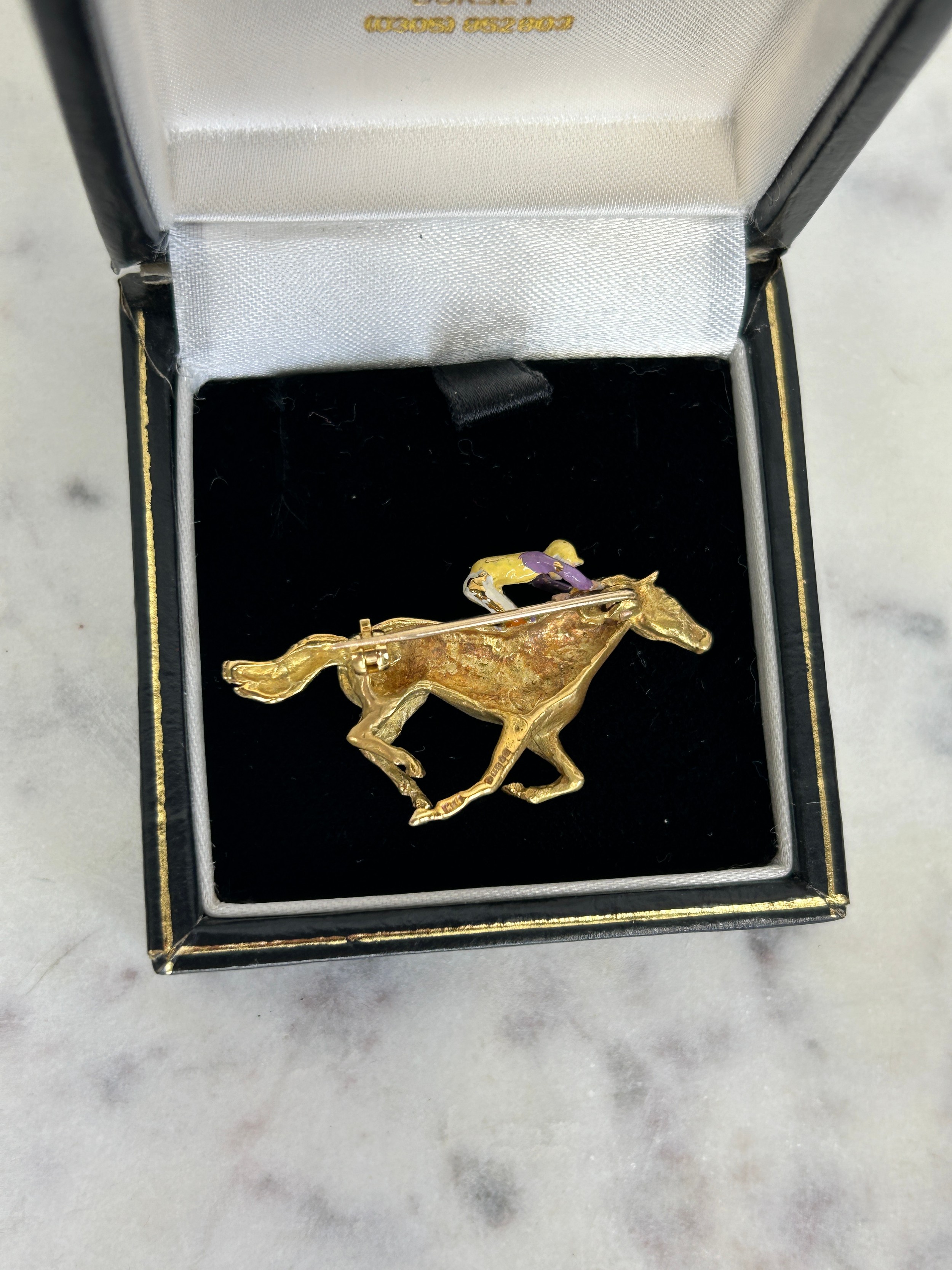 AN 18CT GOLD HORSE PIN RACING BROOCH WITH ENAMEL JOCKEY BY HARRIET GLEN, 10.5gms - Image 3 of 3