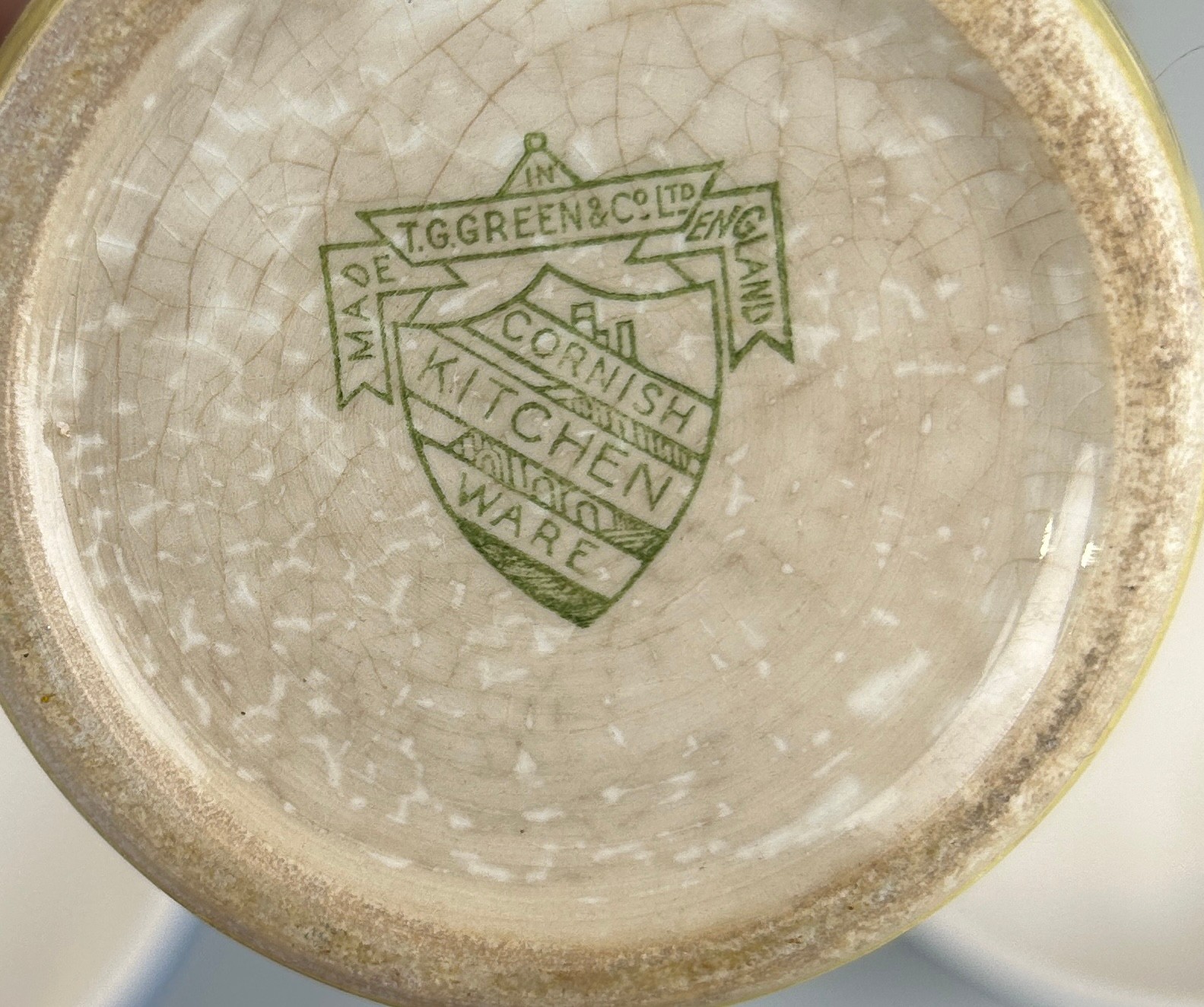 A LARGE COLLECTION OF CORNISH WARE TO INCLUDE JARS, BOWLS (QTY) Marks for T.G. Green - Image 7 of 7