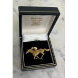 AN 18CT GOLD HORSE PIN RACING BROOCH WITH ENAMEL JOCKEY BY HARRIET GLEN, 10.5gms