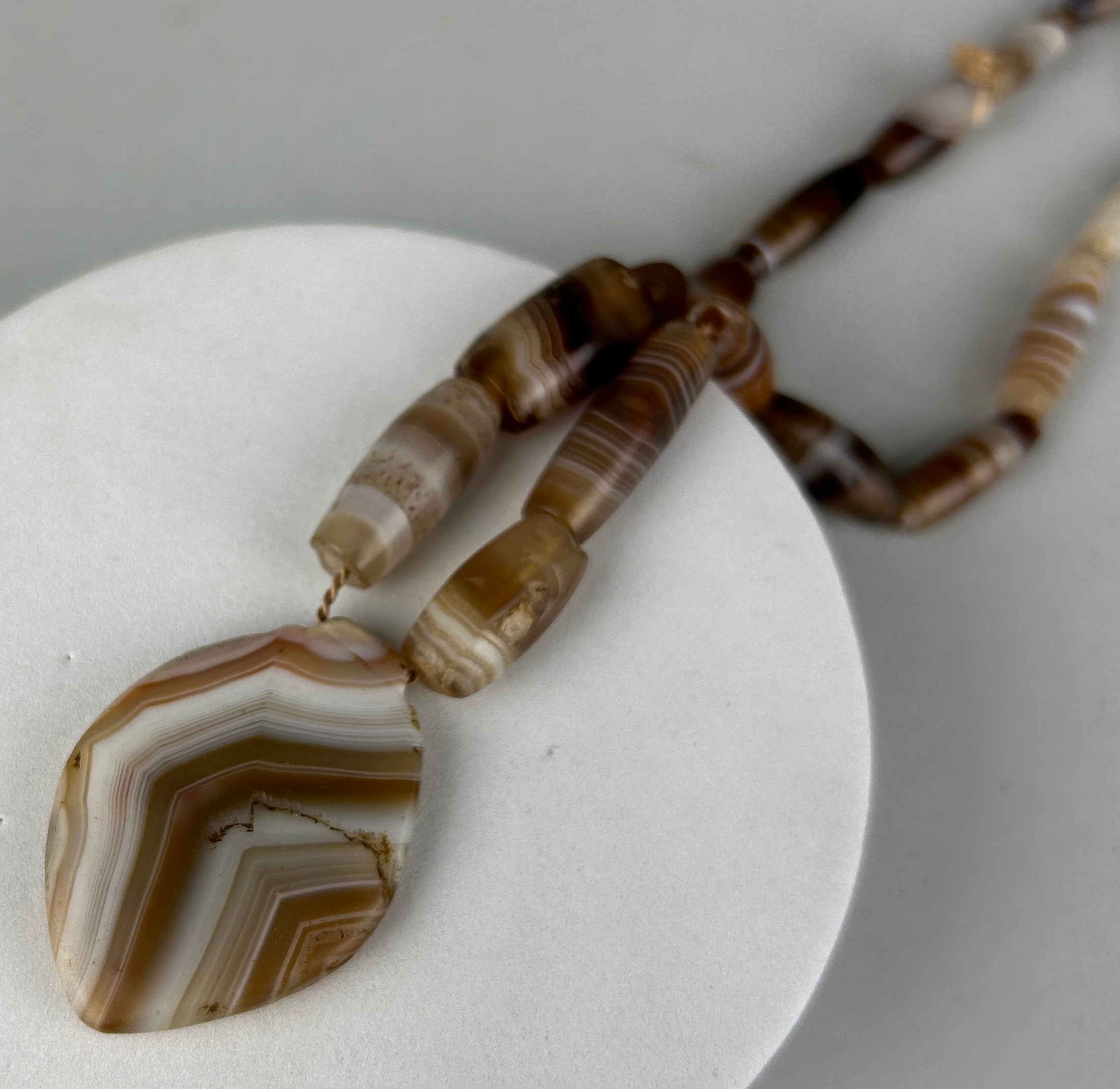 A WESTERN ASIATIC BANDED AGATE BEAD NECKLACE CIRCA 3RD MILLENIUM B.C. / 2ND CENTURY A.D. ALONG - Image 8 of 14