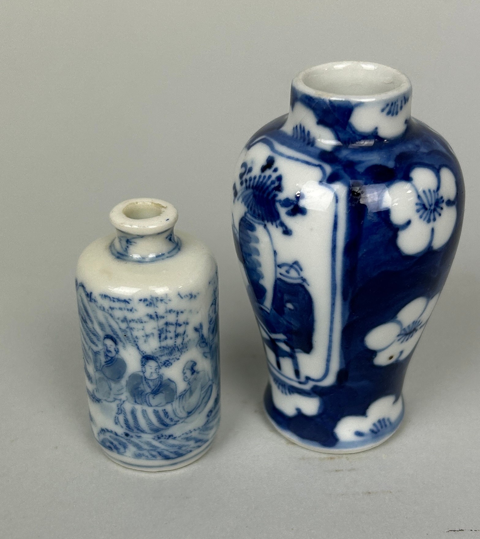 A PAIR OF SMALL CHINESE BLUE AND WHITE VASES, Tallest 7.5cm H