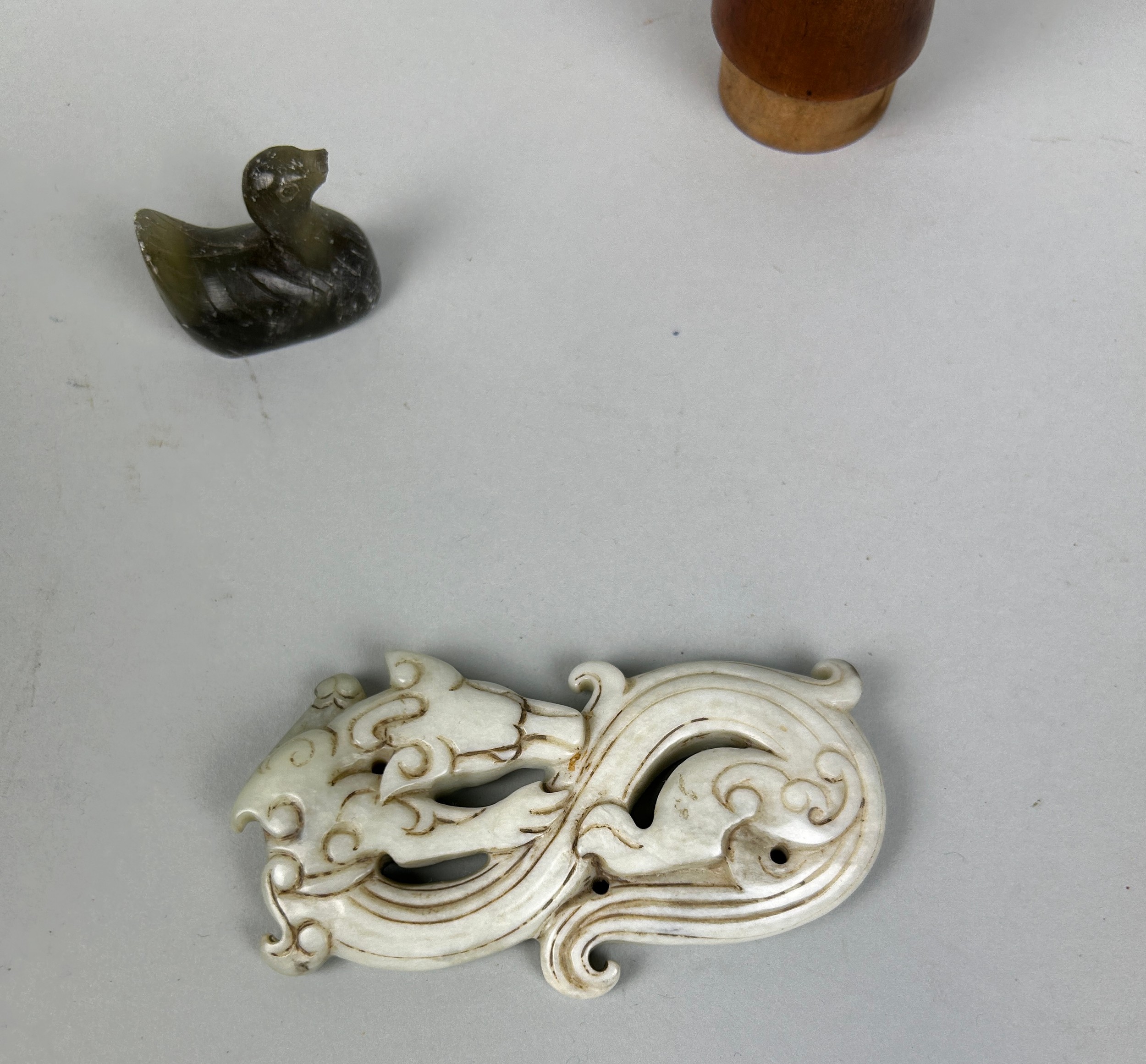 A COLLECTION OF CHINESE ITEMS TO INCLUDE JADE (3), - Image 2 of 3