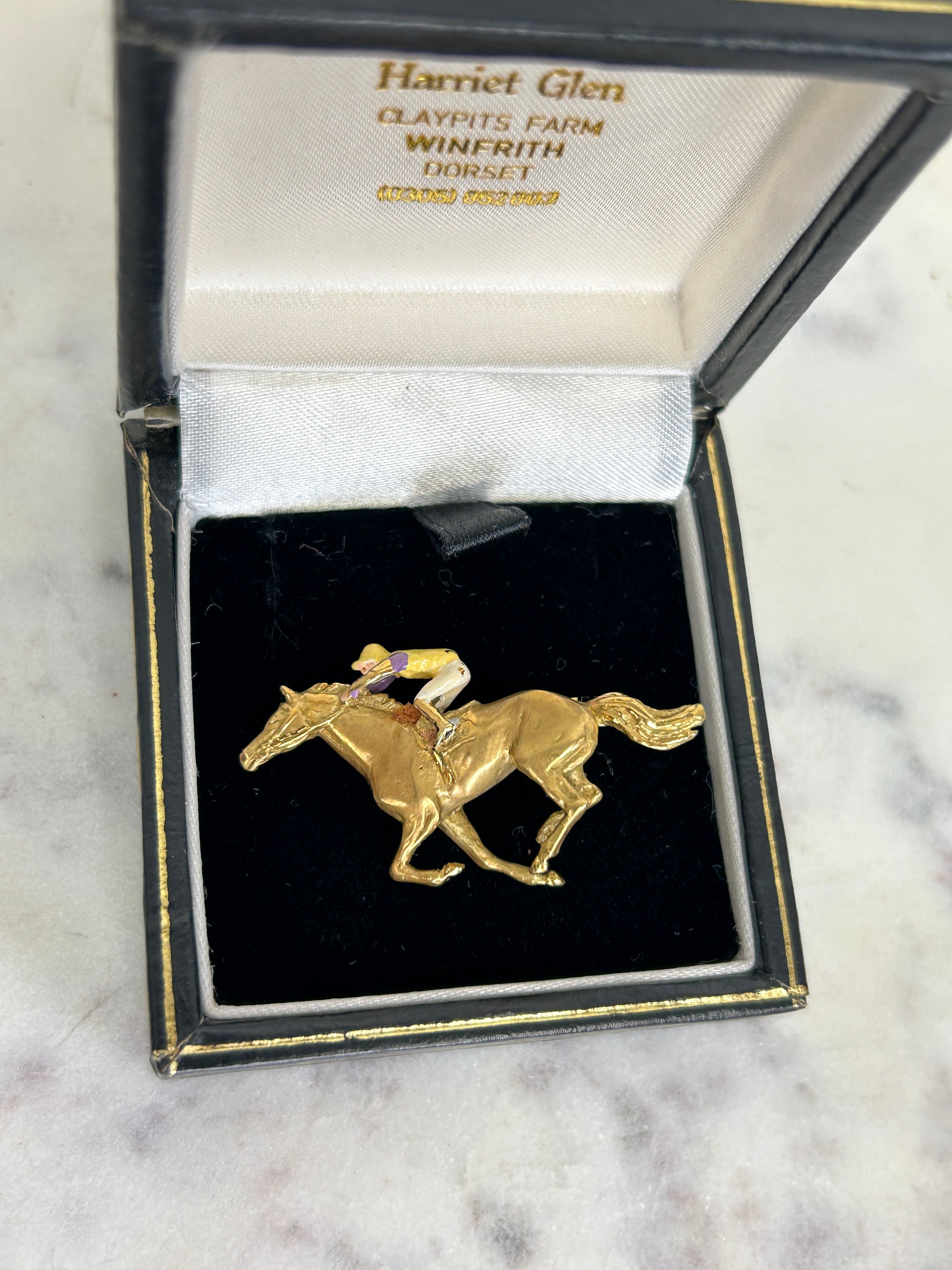AN 18CT GOLD HORSE PIN RACING BROOCH WITH ENAMEL JOCKEY BY HARRIET GLEN, 10.5gms - Image 2 of 3