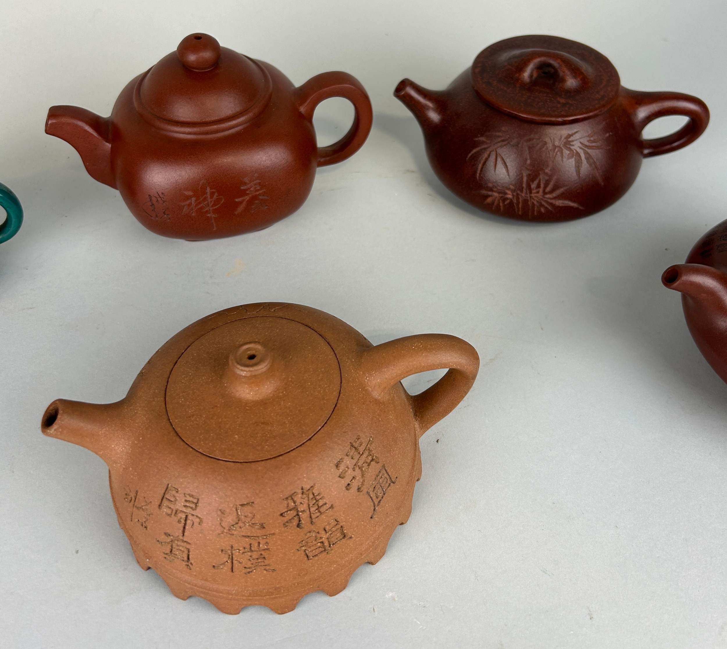 A COLLECTION OF CHINESE YIXING CLAY TEA POTS AND COVERS (5) All with seal marks to verso. Largest - Image 4 of 5