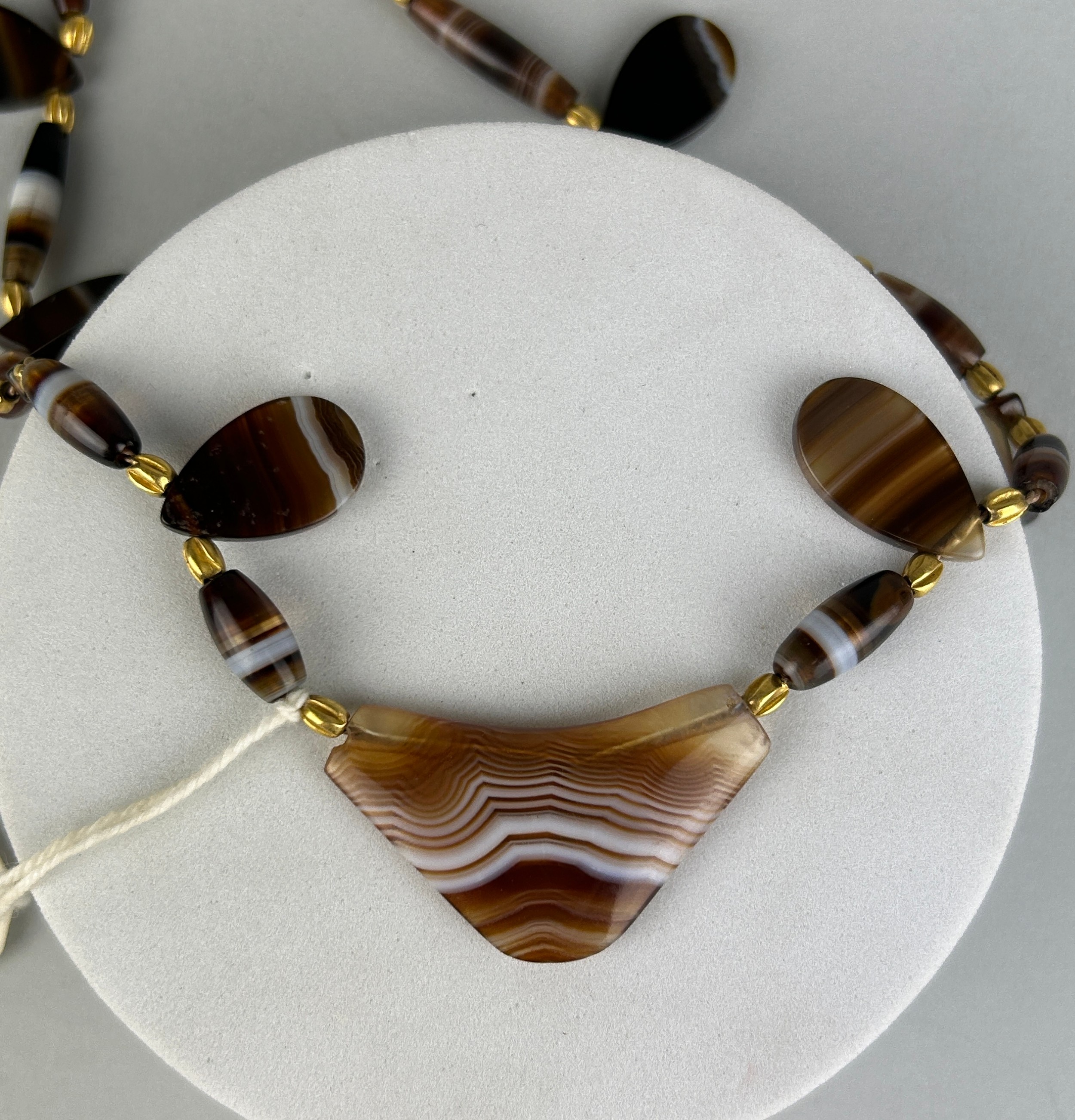 A WESTERN ASIATIC BANDED AGATE BEAD NECKLACE CIRCA 3RD MILLENIUM B.C. / 2ND CENTURY A.D. ALONG - Image 6 of 14