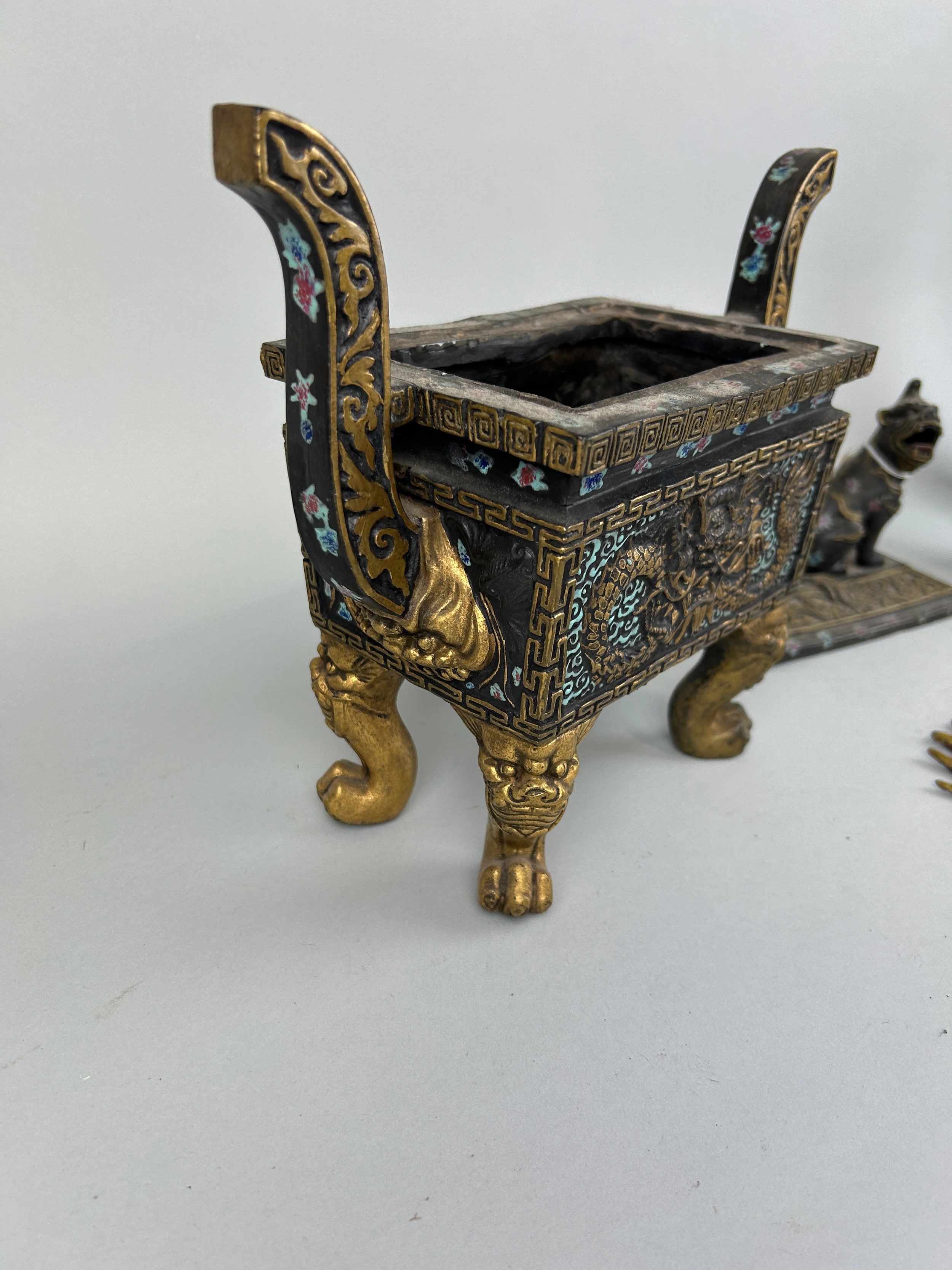 A COLLECTION OF CHINESE ITEMS TO INCLUDE A BROWN LACQUERED BRUSH POT WITH A FIVE CLAW DRAGON (6) - Image 7 of 7