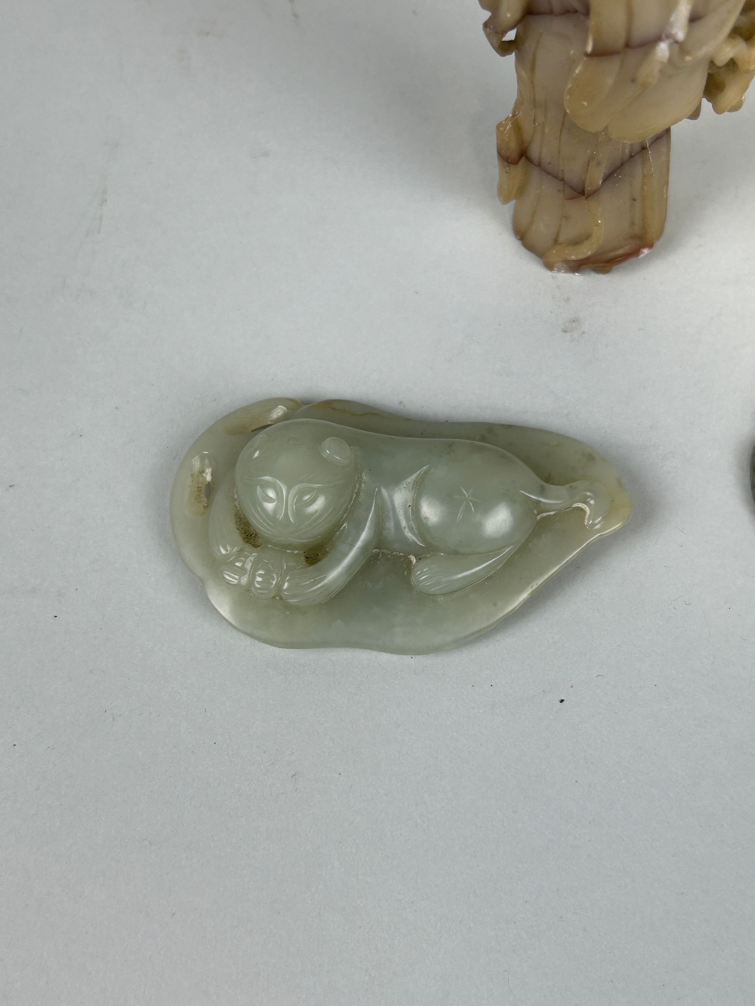THREE CHINESE JADES TO INCLUDE A CAT PENDANT AND FIGURE OF GUANYIN (3), Guanyin 12cm H - Bild 3 aus 3